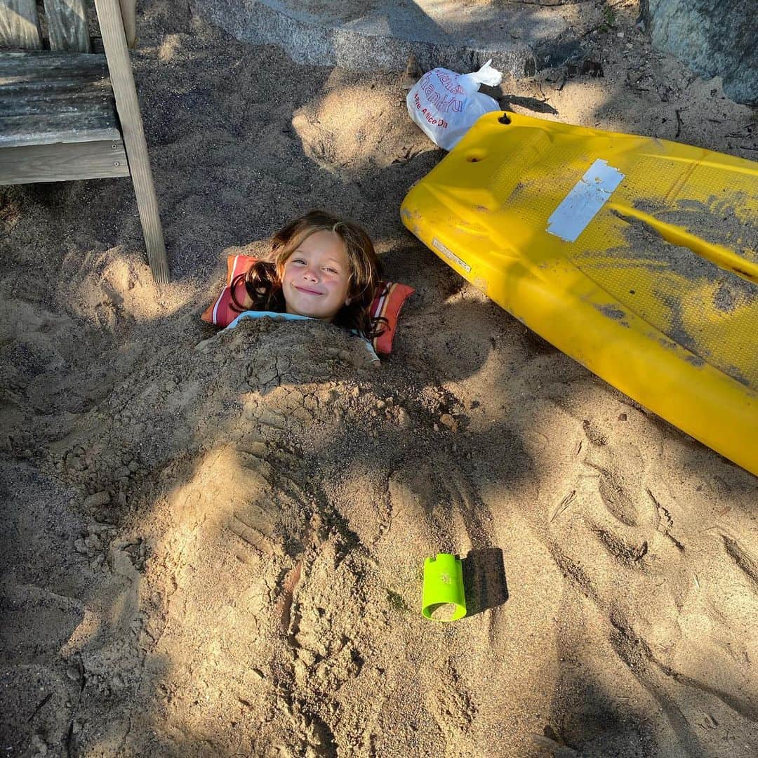 バッバ・ワトソンのインスタグラム：「Dakota has made herself a new blanket!! #LakeLife #3MOpen」