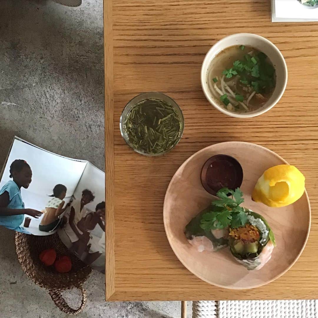 Pho 321 Noodle barのインスタグラム：「お早う御座います。  本日のsummer rollは 金美にんじん(okinawa) むらさきしぐれ大根　コリンキー(yasato) 紅はるかをキュっと巻き上げました。  蒸籠でゆっくりと蒸した薩摩芋🍠入りの春巻きは、めずらしいですね　とお客さまにお声をいただくことが多いのですが　鹿児島出身のスタッフのふるさと愛をかたちにしたものです。  ヒョイっとお芋を1本さきに召し上がってから、自家製ピーナッツソース🥜とスイートチリソースをその窪みに入れて召し上がる方、1 pieceそのまま恵方巻のように召し上がる方、檸檬をキュっと搾ってさっぱりと...お好きなスタイルでどうぞ。  パクチーサラダもハーブサイズからご用意、summer rollは　ランチタイムは1/2size お好きな碗　プレートにsetでお付けすることが出来ます。  to goは 1/2size 300yen 1 piece 500yenです。  本日も11:30am open 5:30pm last call 6pm closing  お持ち帰りのboxはpick upのお時間に合わせてご用意致します。☎︎03-6432-9586  いつの間にか　ほおずきの実も　ふっくらと色付きました。  皆さまの御来店お待ちしております。  todays recommend:summer roll  chicken pho,com ground pork & lemonglass rice plate,mini dong-pou-rou rice,tea time tailor tea(monday morning)and homemade coconuts pudding 🥥  todays opening bgm📻 les oxalis from ‘rest’/ シャルロット・ゲンズブール」