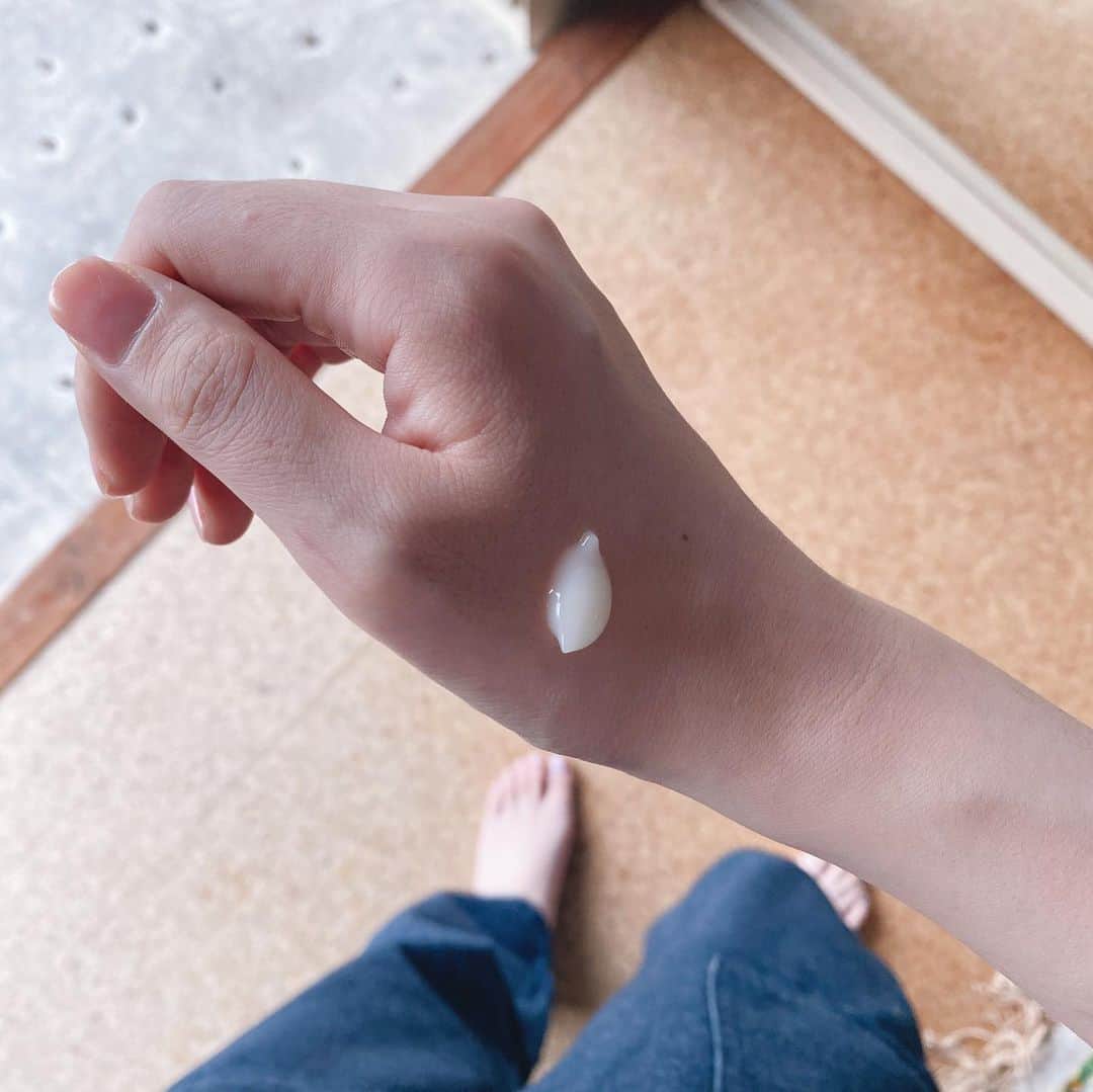 沙田瑞紀さんのインスタグラム写真 - (沙田瑞紀Instagram)「ゆうからもらった😭💕.  マスクで荒れた時に塗るといいよー！って。 マスク後のかさつきが気になっていて できるだけこまめに化粧水で潤すようにしてたんだけど 今度からこれでケアしよう😌.  さらっとしたテクスチャーでつけ心地よい〜 拭き取る時に化粧水で潤してからにしたらいい感じでした◎」7月21日 11時06分 - mizuki_masuda