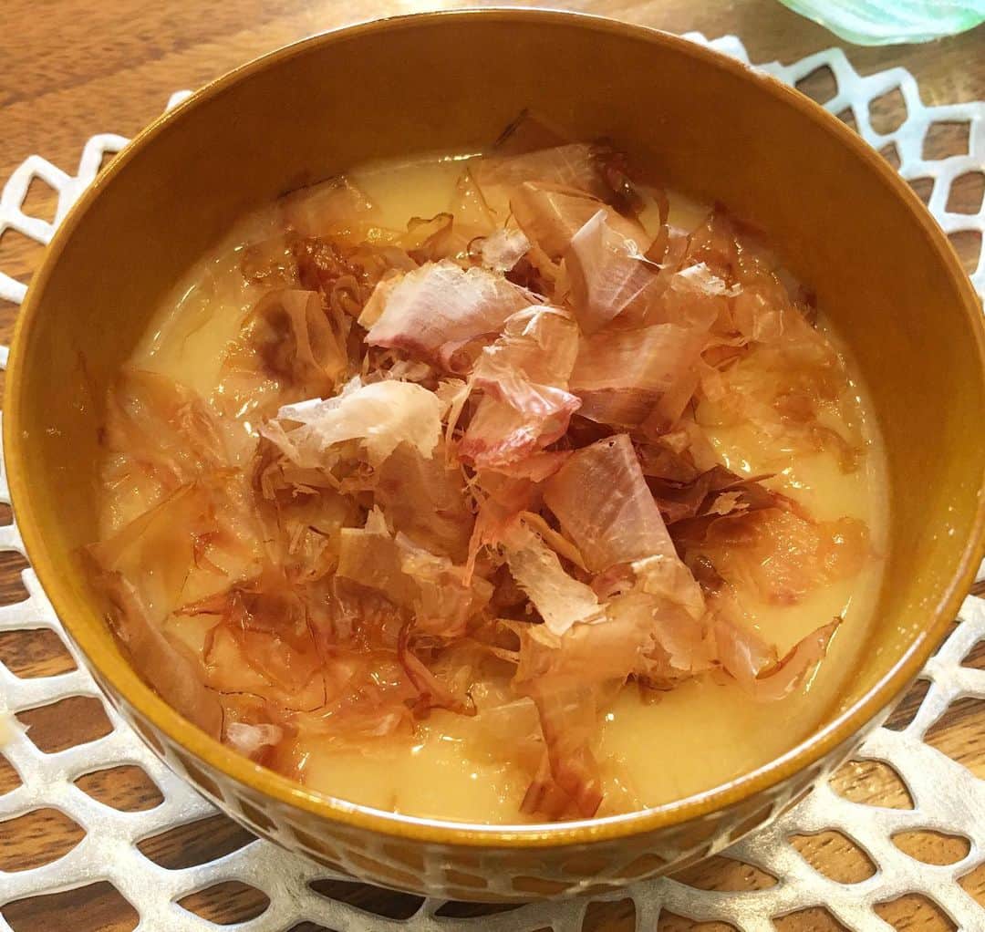 六車奈々さんのインスタグラム写真 - (六車奈々Instagram)「お雑煮と向日葵🌻 季節が真逆^ ^  今朝は、白味噌のお雑煮にしました。 京女なので、定期的に食べたくなる。 やっぱり美味しいわぁ。  #白味噌お雑煮 #お家ごはん #朝ごはん」7月21日 11時06分 - nanarokusha
