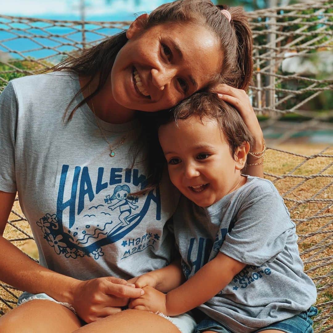 アリッサ ウーテンのインスタグラム：「Matching with Noa 💕 I don’t find much clothing that can be matched with Mama and Son, so I am happy we found these tees.  ノアとおそろい！ Get yours @happyhaleiwa and use Code ALYSSA15 to get 15% off regularly priced merchandise!」