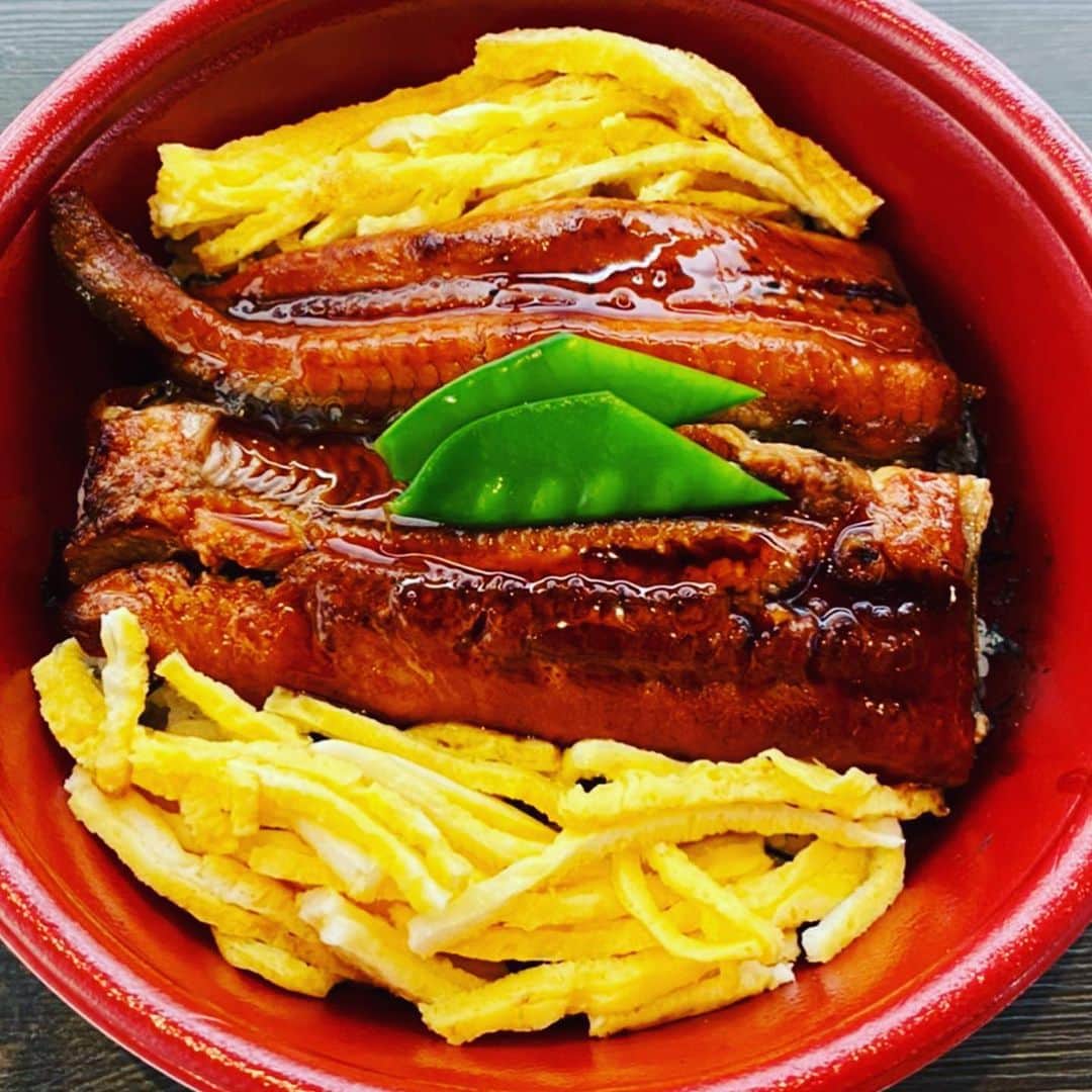 のインスタグラム：「本日21は土用の丑の日 魚金全店でうな丼1000円（外税）で食べれるし持って帰れるので是非！  魚金全店お昼11時半から 営業致しております。  本日ご案内するのは神楽坂にあるカーサウオキン 神楽坂毘沙門天善國寺の真裏にお店があり古民家のイタリアンレストラン時間の流れも優雅にお昼から過ごして頂けると思います。 チーズリゾットを始めお盆いっぱいにおかずを揃えましたので楽しみもいっぱい！ カーサウオキンはランチからもご予約受け付けていますので是非店舗までお問い合わせ 仕入部　片之坂 #魚金 #新橋#新橋居酒屋#居酒屋#銀座#京橋#さんま#海鮮丼#刺身#吉祥寺#中落ち#池袋#リゾット#鶴屋町#刺身盛り合わせ#パエリア#渋谷#魚好きと繋がりたい #レモンサワー#ウニ#神楽坂#横浜グルメ#飲酒タグラム #野菜たっぷり#日本酒好きな人と繋がりたい #どんぶり#うなぎ#ステーキ#金目鯛 #yummy」