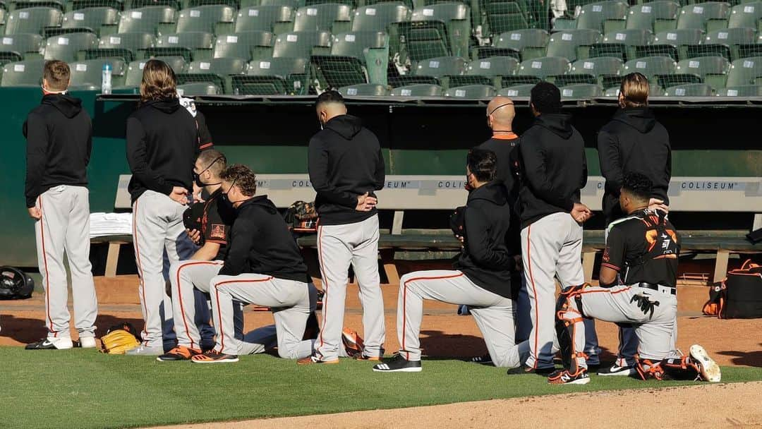 MLBさんのインスタグラム写真 - (MLBInstagram)「Members of the @SFGiants kneel during the National Anthem. #BlackLivesMatter」7月21日 11時19分 - mlb