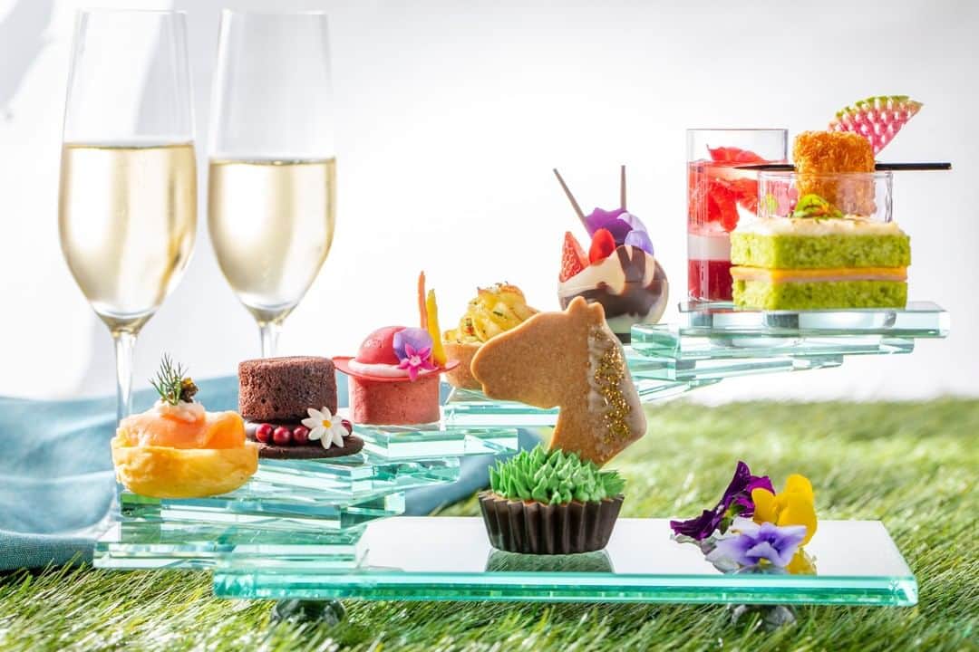 Conrad Tokyoのインスタグラム：「28階の開放的なラウンジで愉しむロイヤル・アフタヌーンティー。 Enjoy sumptuous Royal Afternoon Tea at TwentyEight.」