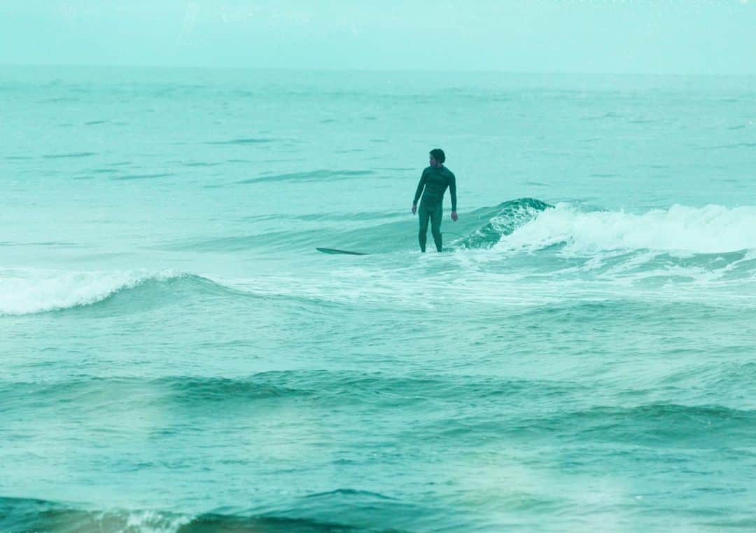 KENNY（吉原健司）さんのインスタグラム写真 - (KENNY（吉原健司）Instagram)「🏄🏽‍♂️🏄🏽‍♂️🏄🏽‍♂️ ３枚目だけフィルム🎞 #surf#surfing#surfinglifestyle#film#filmphotography#filmcamera#現場監督#欲しい#camera#style#miyazaki#hyuga#okuragahama#2710#宮崎#日向#小倉ヶ浜」7月21日 11時39分 - kenny_yoshihara