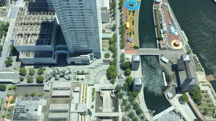 横浜ロイヤルパークホテルのインスタグラム：「68F 日本料理「四季亭」の個室からは、横浜らしい海側の景色がご覧いただけます。  窓いっぱいに広がる空と海が、日々の喧騒を忘れさせてくれます🌿  #横浜ロイヤルパークホテル #yokohamaroyalparkhotel #横浜 #yokohama #ホテル #hotel #絶景 #ホテルからの景色 #ホテル好き #thepreferredlife #royalparkhoteljp #横浜ロイヤルパークホテルからの絶景 #nofilter」