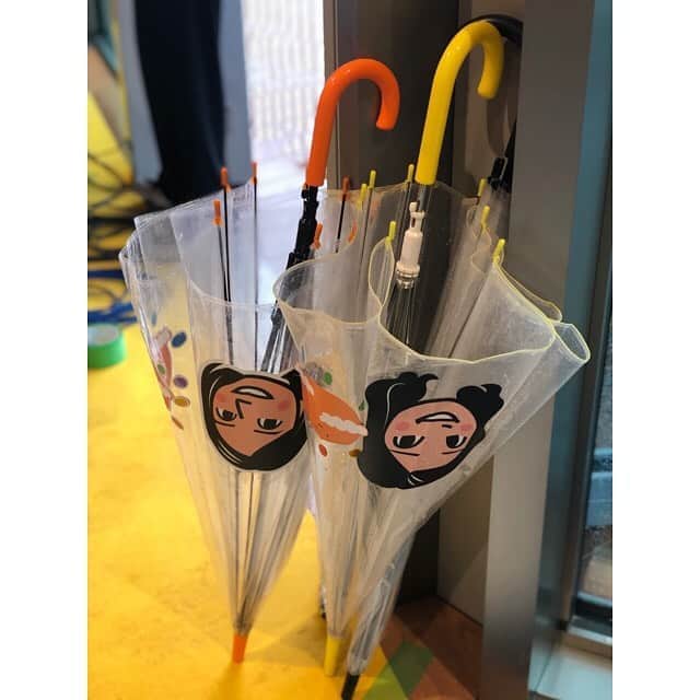 中村秀香のインスタグラム：「先日撮った、傘の写真☂️  #すまたん のお天気コーナーで雨の日に使う傘です。  お天気担当者のイラストが描かれていて、 それぞれ色も違います。  ちなみに、 丸田さんの傘はジャイアンツカラー 私の傘はタイガースカラーです🐯笑  .  明日は、#すまたん スタジオ（エンタメ）担当です！ よろしくお願い致します🙇‍♀️」