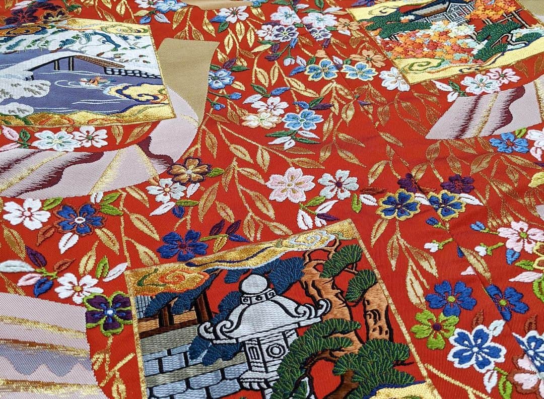 マドモアゼル・ユリアさんのインスタグラム写真 - (マドモアゼル・ユリアInstagram)「川島織物の工場見学レポートの続きです☺️ 都名所の打掛を見せて頂きました！ 昭和58年の川島織物創業140年を記念して技術継承や保存の為に「復元製作」された都名所の打掛です。各名所の四季が織と刺繍で表現された作品です。能衣装だったのでしょうか🤔 元々は空引機で織り上げられたもので、復元はジャガード機で製作されたのですが、空引機と同じテクニックで作られ、当時の技術の再確認を行う目的で製作されたのだとか。 東京国立博物館に最後の空引き機の作品の同じ作品の二代目が寄贈されています。 ボストン美術館にも同じものが所蔵されているみたいです！😳 最後何故か見せて頂いた別の打掛を着る私…😂 @kawashimaselkon_textiles #kawashimaselkontextiles #川島織物セルコン #京都 #川島織物文化館」7月21日 11時36分 - mademoiselle_yulia