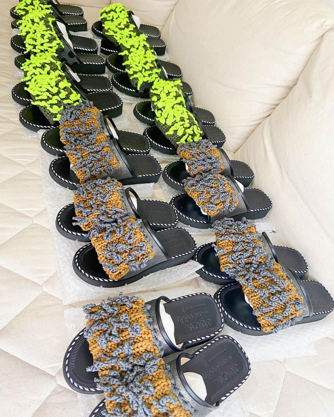 蓮沼千紘さんのインスタグラム写真 - (蓮沼千紘Instagram)「いってらっしゃい👋💛🖤🤎. . . Aタイプのニットパートも編み了しました！ お届けまでもう少しだけお待ちください☺️ . .  #aneddy #juco #priere #knit#knitwork#handwork #jucoshoes #jucodesignroom  #collaboration#shoes#sandals」7月21日 11時36分 - knitchihiro