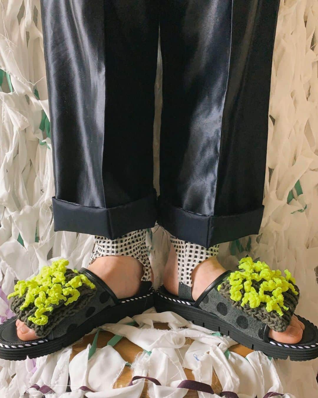 蓮沼千紘さんのインスタグラム写真 - (蓮沼千紘Instagram)「いってらっしゃい👋💛🖤🤎. . . Aタイプのニットパートも編み了しました！ お届けまでもう少しだけお待ちください☺️ . .  #aneddy #juco #priere #knit#knitwork#handwork #jucoshoes #jucodesignroom  #collaboration#shoes#sandals」7月21日 11時36分 - knitchihiro
