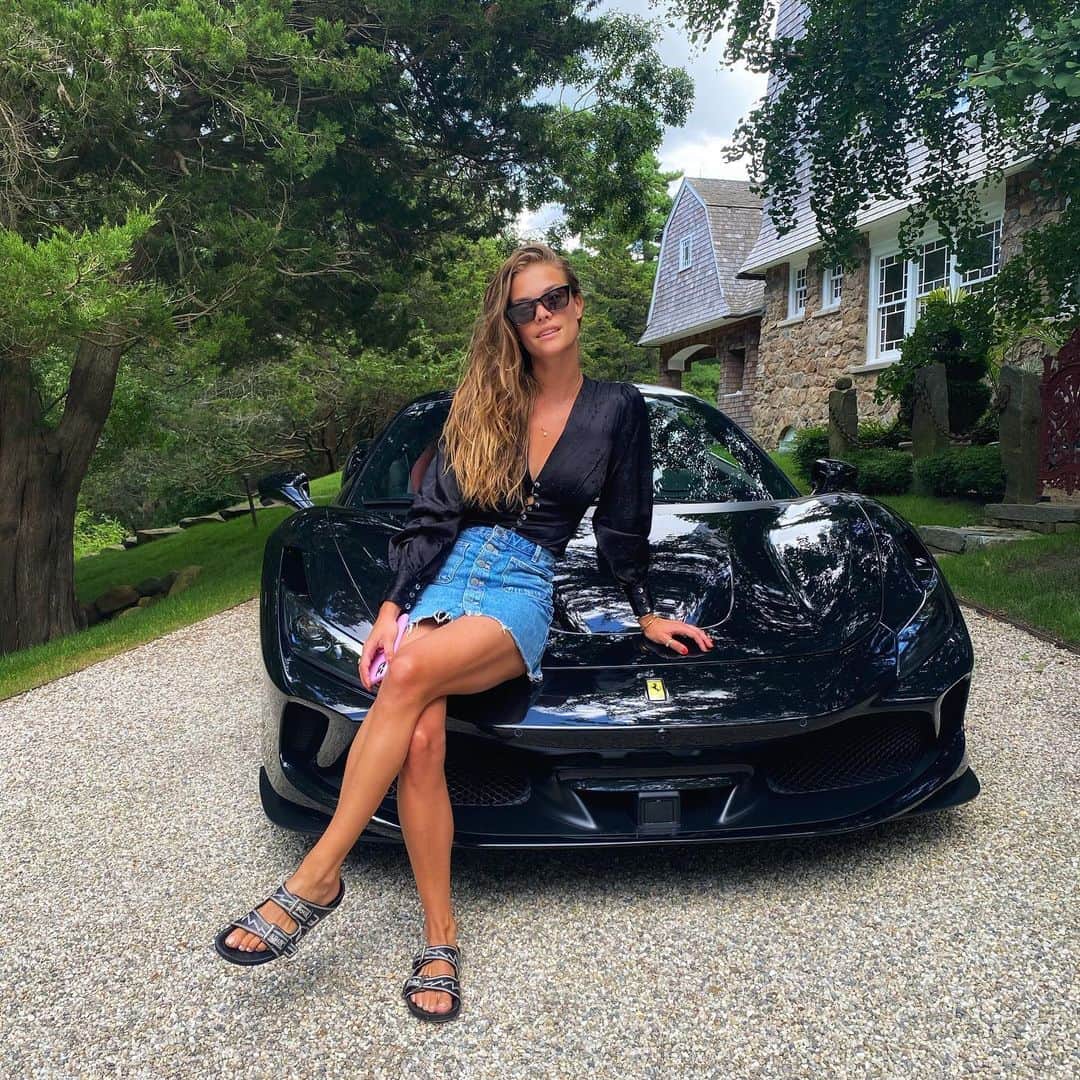 ニーナ・アグダルのインスタグラム：「Going absolutely nowhere except for a spin... but it sure is a nice car 😍」