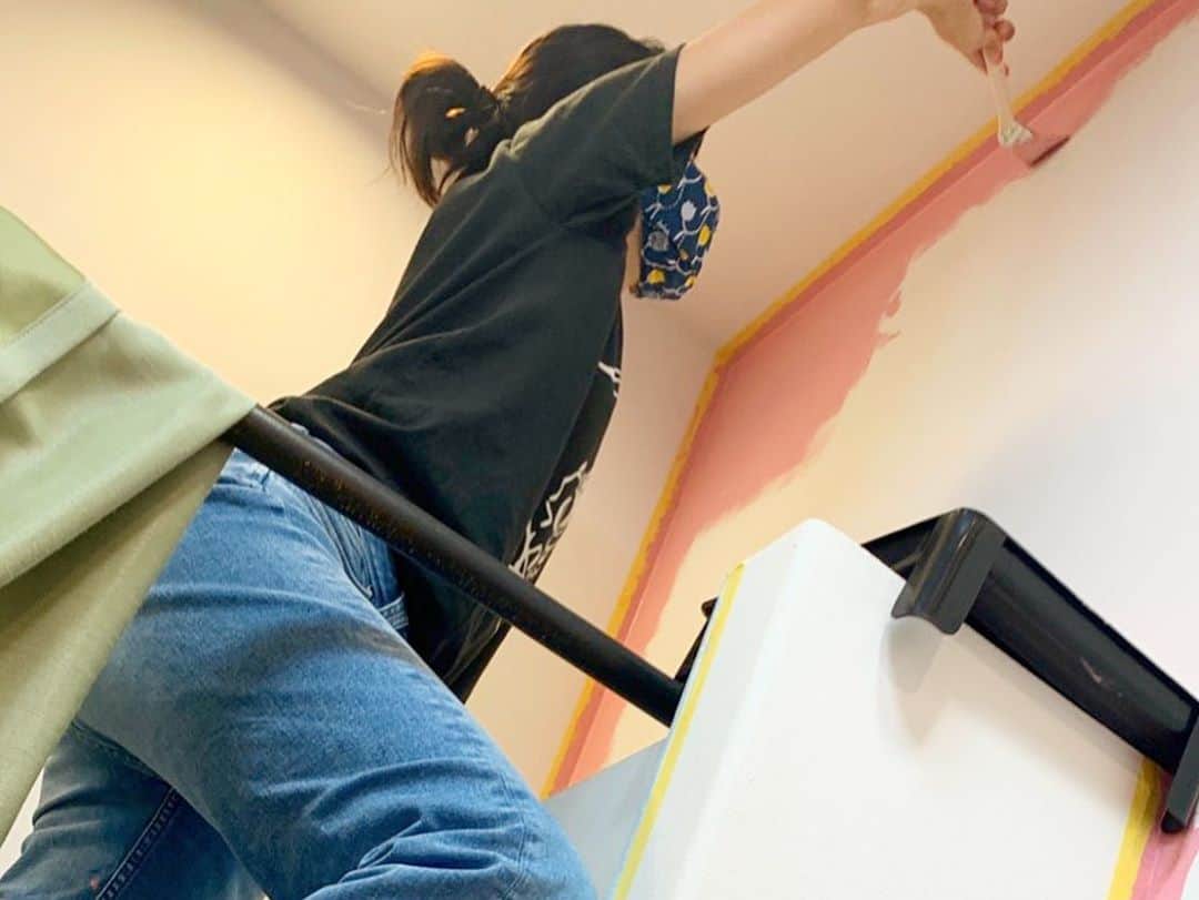 奥村真友里さんのインスタグラム写真 - (奥村真友里Instagram)「PEANUTS（ @taeno.peanuts ）の壁をピンクと水色に塗りました💓めちゃんこ可愛い😋」7月21日 22時26分 - mayuri_okumura
