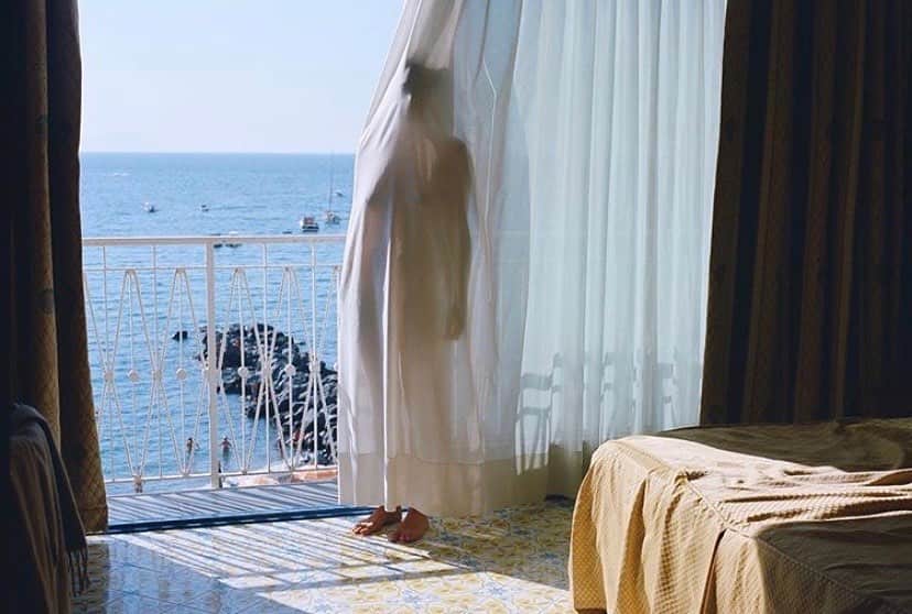 エステルデヴェのインスタグラム：「Mood via @pollyholiday」
