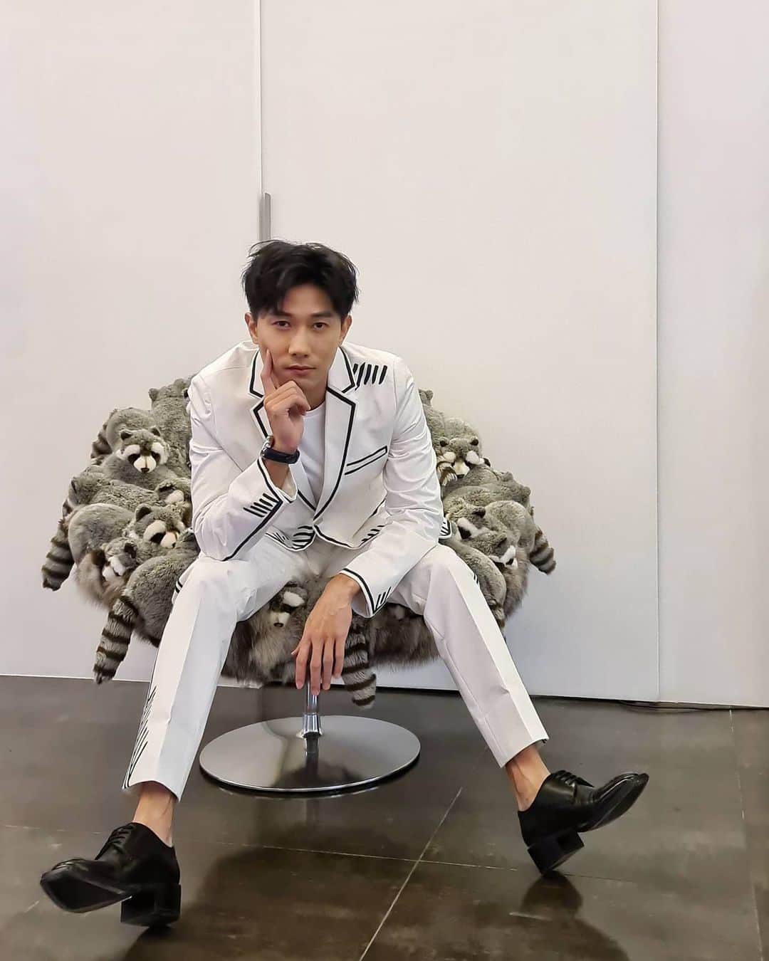 デスモンド・タンのインスタグラム：「I'm all decked up and ready for my Facebook and YouTube live tonight! See you at 830pm. Link details to my Facebook is on my bio.   P.S. If you are keen on staycations, join me later at 830pm! 🏨✈🌍  🥼: @fendi ✂️: @ryan_yap Thank you for the awesome hairdo. You always make hairstyling so effortless! 😘」