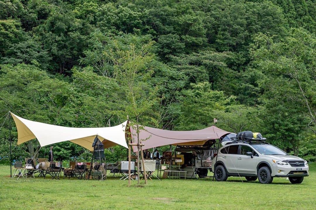 CAMP_HACKさんのインスタグラム写真 - (CAMP_HACKInstagram)「車を起点にタープを二連結。大屋根が確保でき、雨の日のキャンプでも快適に過ごせる設営です。 . . from CAMP HACK . CAMP HACKであなたのキャンプライフを取材します！ 『#camphack取材』を付けて投稿！ . Photo by @yasamaisuya_camp_acount さん . #camp #camping #camphack #outdoorlife #outdoor #trip #travel #japan #followme #weekend #travelling #outdoorgirl #family #familytrip #キャンプ #アウトドア #キャンプ道具 #キャンプ初心者 #家族 #外遊び #自然 #キャンプ場 #お出かけ」7月21日 21時00分 - camp_hack