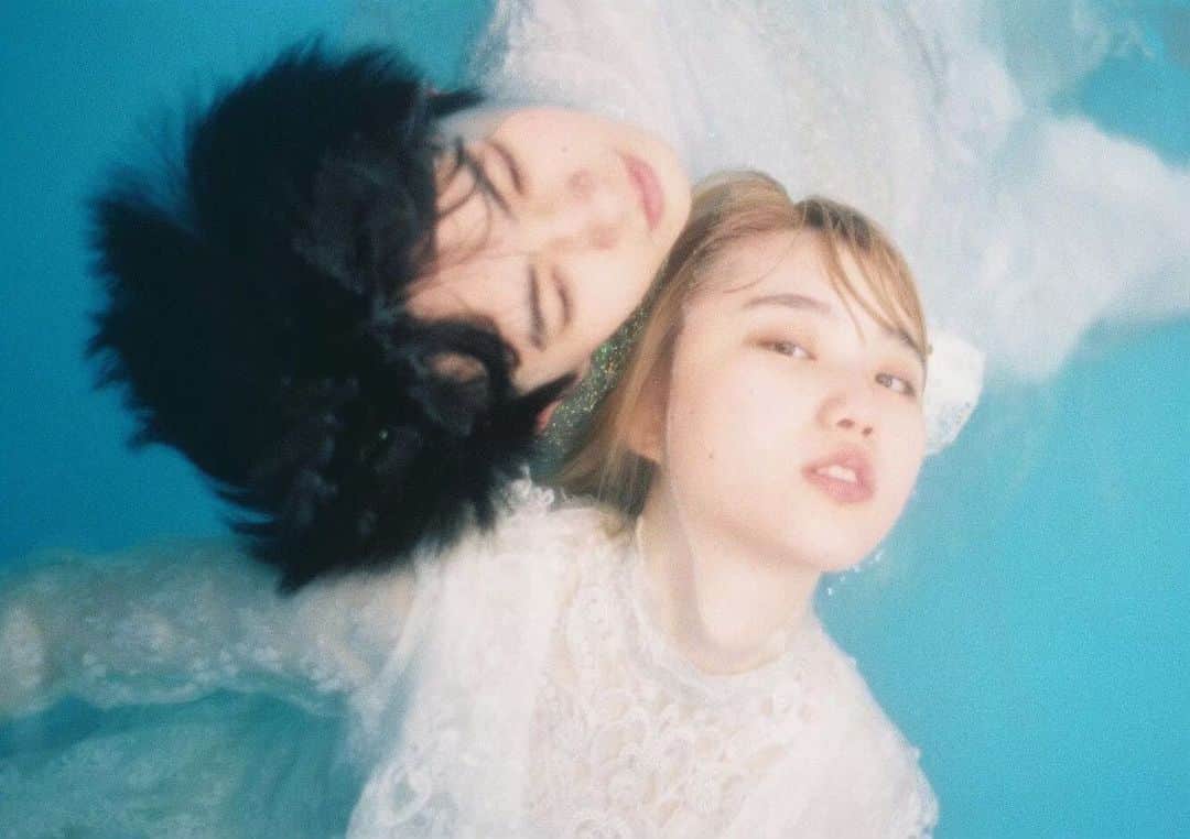のインスタグラム：「忘れないようにと守り続けたそれがいつか体を溺れさせる、その時が来たら何を選べるのだろう  Model by  Okita Tsubasa, Kou Yoshiu . Photo by Aofuji Sui . Hair&Make by Taniguchi Rina . Coordinated by Payu . Special Thanks Teruya, Shirane Miu . . .  #instagood #vague_memories #instagramjapan #filmphoto#filmphotography#portrait#film_japan#portraitvision #closeup_archive #indy_photolife#ig_japan #halfcamera#jp_portrait #team_jp#igers_japan#film_com #art_of_japan #film_addicts_ #good_portrait_world #jp_portrait部#indiependentmag #shootfilmmag#ファインダー越しの私の世界#ふぃるむ寫眞#フィルムと生活#フィルムに恋してる#35mm #film_jp #reco_ig #hibi_jp」