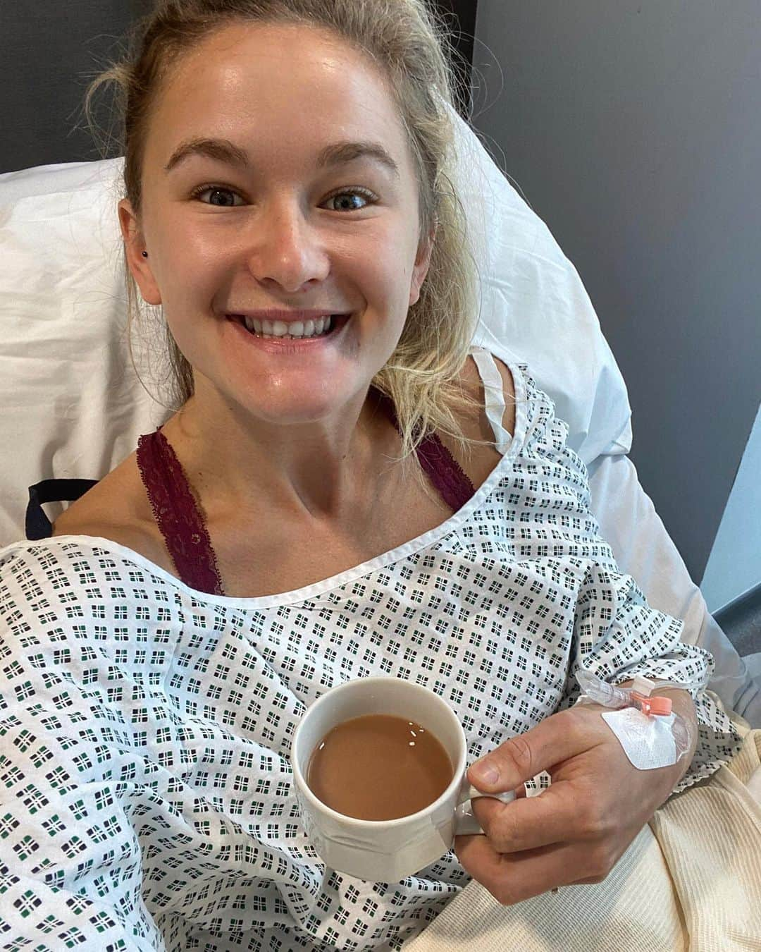 シャウナ・コックジーさんのインスタグラム写真 - (シャウナ・コックジーInstagram)「Hey Everyone! Surgery went really well and I’m just having a brew and recovering. I just wanted to say thank you so much for all of the kind message and good vibes. 💕」7月21日 21時02分 - shaunacoxsey