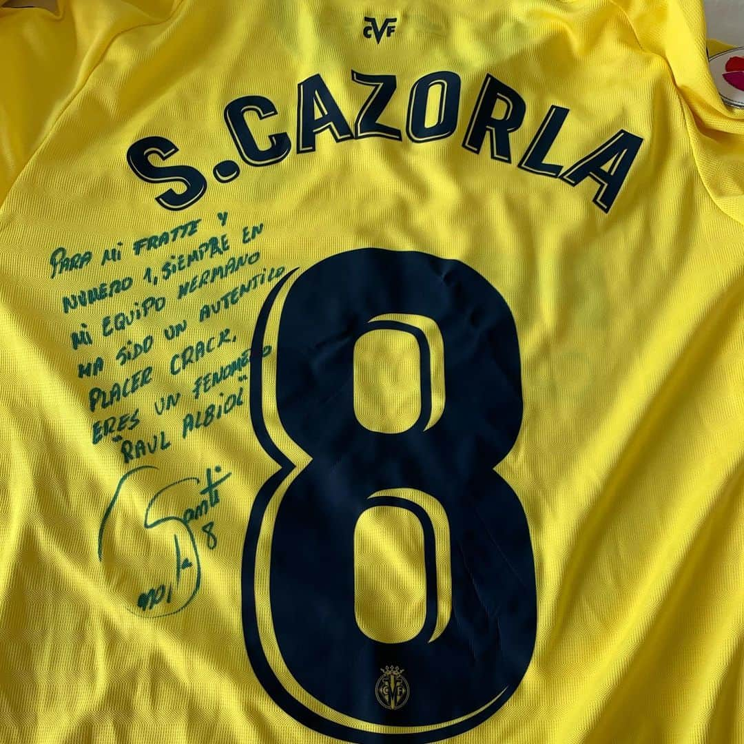 ラウール・アルビオルのインスタグラム：「De los mejores regalos que me ha podido dar el fútbol y la vida.Un compañero,un amigo y un fratello como tú @santicazorla ,ha sido increíble jugar a tu lado esta temporada y te echaré mucho de menos ❤️」