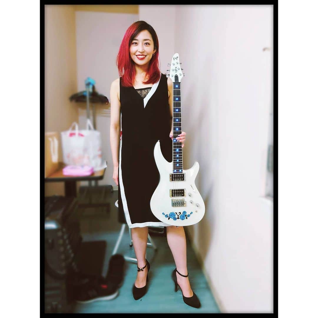 のインスタグラム：「先日のバックステージからの1枚🎸  #D_Drive #Yuki #guitar #backstage #esp #rock #armaniexchange #ギター #guitarist #japan #japanesewoman」
