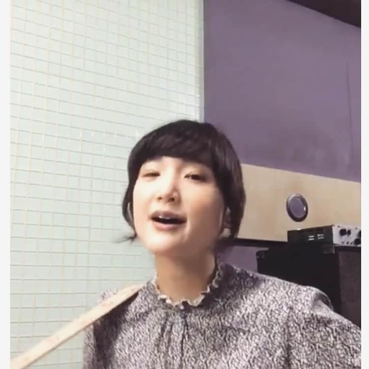 のインスタグラム：「インスタライブ、見てくださった方ありがとうございました〜🥑 ちょっとだけIGTVのほうにのこしておこうかと思います。 ・ 7/24の配信うたムーよろしくです〜 ふしぎな顔。」