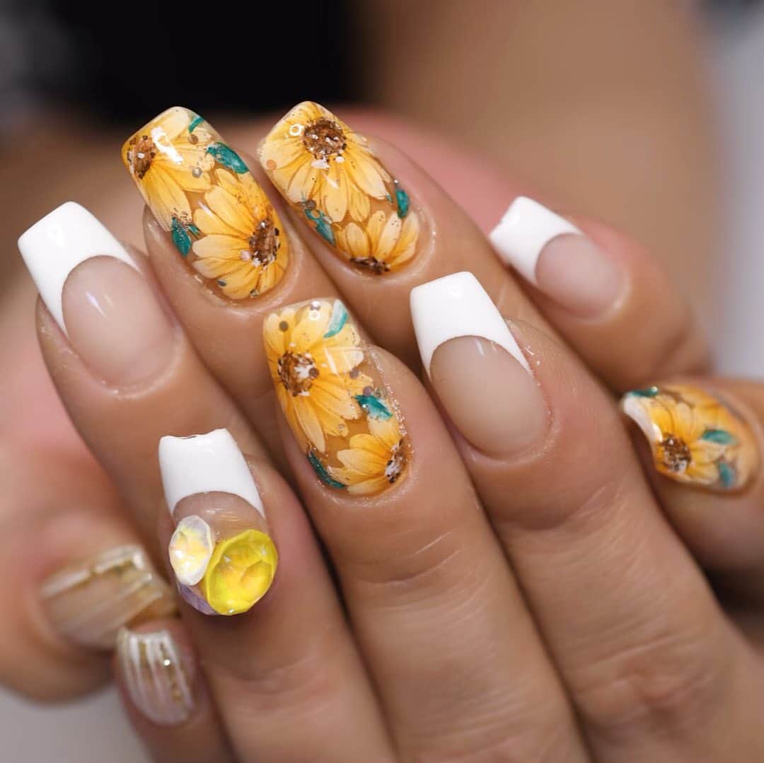 のインスタグラム：「Salon data▼ ＝＝＝＝＝＝＝＝＝＝＝＝＝＝＝＝＝＝＝＝ . CADENAS -nail eyelash salon- ●Nail artist  @yuka.maeda  @yuki_cadenas ●eyelash　@cadenaseyelash  ゲストに愛と感動を…♡ . 【 LINE ＠cadenas 】 ご予約/お問い合わせはLINEよりお気軽に🤲 ▶︎▶︎#cadenasnail デザインアップしてます♡  price…★⭐︎Instagram特別キャンペーン中⭐︎★ . 「インスタ見たよ👀」と LINEからご予約で特別プライス7500円！！ . ※ご新規様限定 ※キャラクターや特殊なエレメント等のみ 別途料金いただく場合ございます🙇🏻‍♀️ . . price…初回8000円（オフ込み） access…大阪市北区堂山町16-1  中崎町駅  徒歩2分/梅田駅  徒歩6分 . tel… 06-4792-8617 ＝＝＝＝＝＝＝＝＝＝＝＝＝＝＝＝＝＝＝＝ . . . .  #中崎町ネイルサロン #梅田ネイルサロン #大阪ネイルサロン #関西ネイルサロン #インスタネイル #instanails #instanail #トレンドネイル #ネイルサンプル #クリアネイルデザイン  #ネイルブック #フレンチネイル #ネイルチェンジ #今月のネイル #にゅーねいる #夏ネイル #ひまわりネイル  #ネイル大好き #シンプルネイル #ネイル部 #女子力向上委員会 #女子力 #女子力ネイル #アートネイル #フレンチネイル #向日葵ネイル  #ナノソル #ナノソルcc  #ナノソル販売してます」