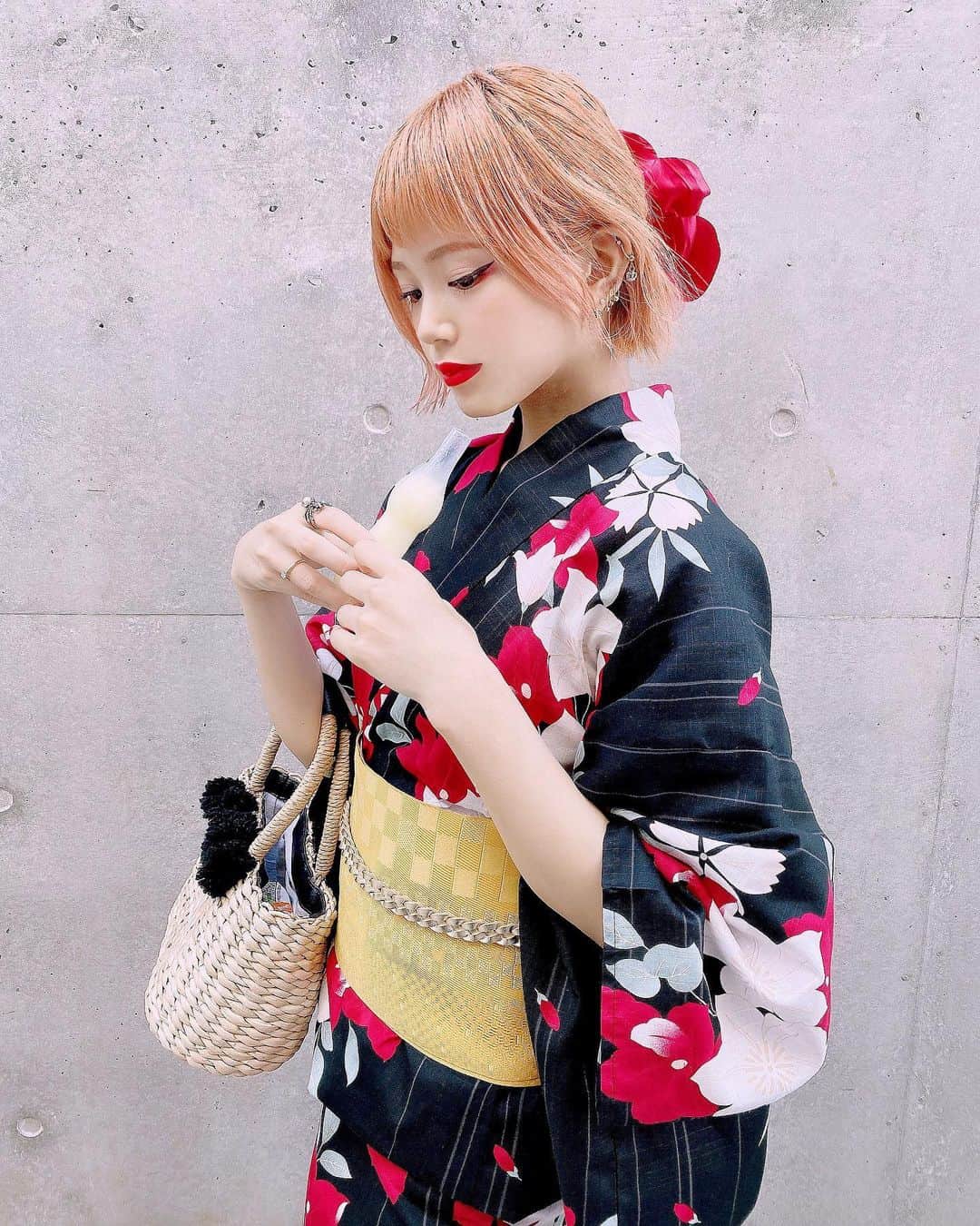 ハナエさんのインスタグラム写真 - (ハナエInstagram)「❤️🖤﻿ ﻿ 今年の浴衣はストーリーでアンケートを取って﻿ みんなに色や柄を選んでもらいました。﻿ 4択のうち一番票の多かったこの浴衣にしたよ。﻿ 安定の赤黒！﻿ 投票してくれた皆さんありがとうございました💋  ﻿ ﻿ 髪飾りは数年前夏のイベントで、 ファンの子がプレゼントしてくれたもの！ ﻿ ﻿ ﻿ #yukata #japanesegirl #summer #wafuku #wasou #wasou #pr #tayutafu_amo #tayutafu #浴衣 #おしゃれ浴衣 #浴衣コーデ #たゆたふ #浴衣女子 #浴衣ヘア #浴衣アレンジ #和 #和装 #ハナエ #HANAE」7月21日 21時19分 - hanae_0227