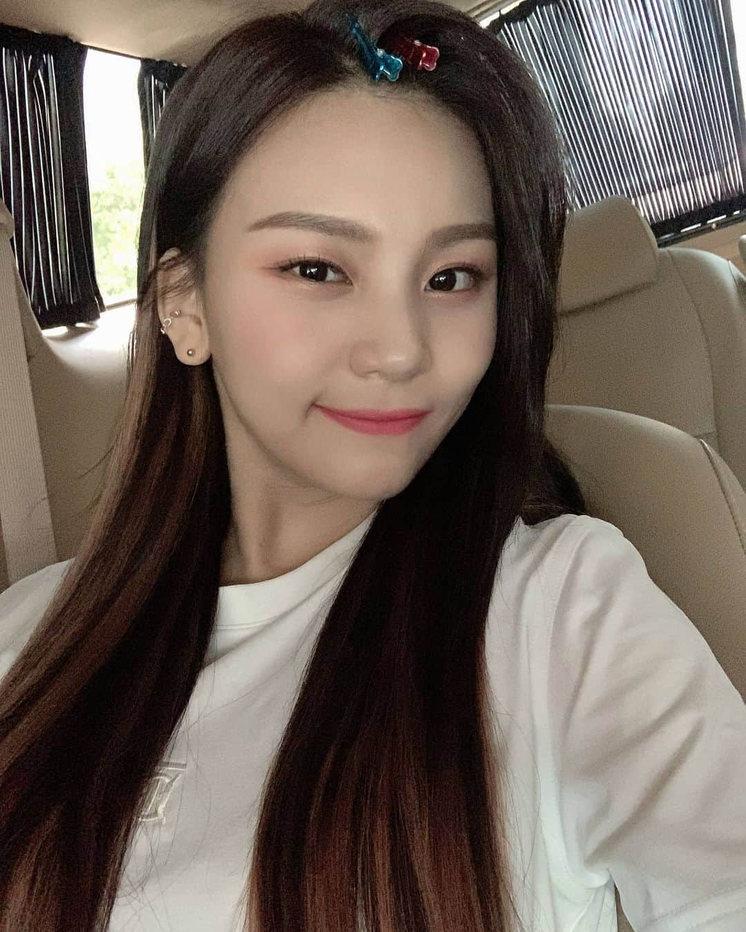 オムジのインスタグラム：「🙂😗 #여자친구 #엄지 #GFRIEND #UMJI」