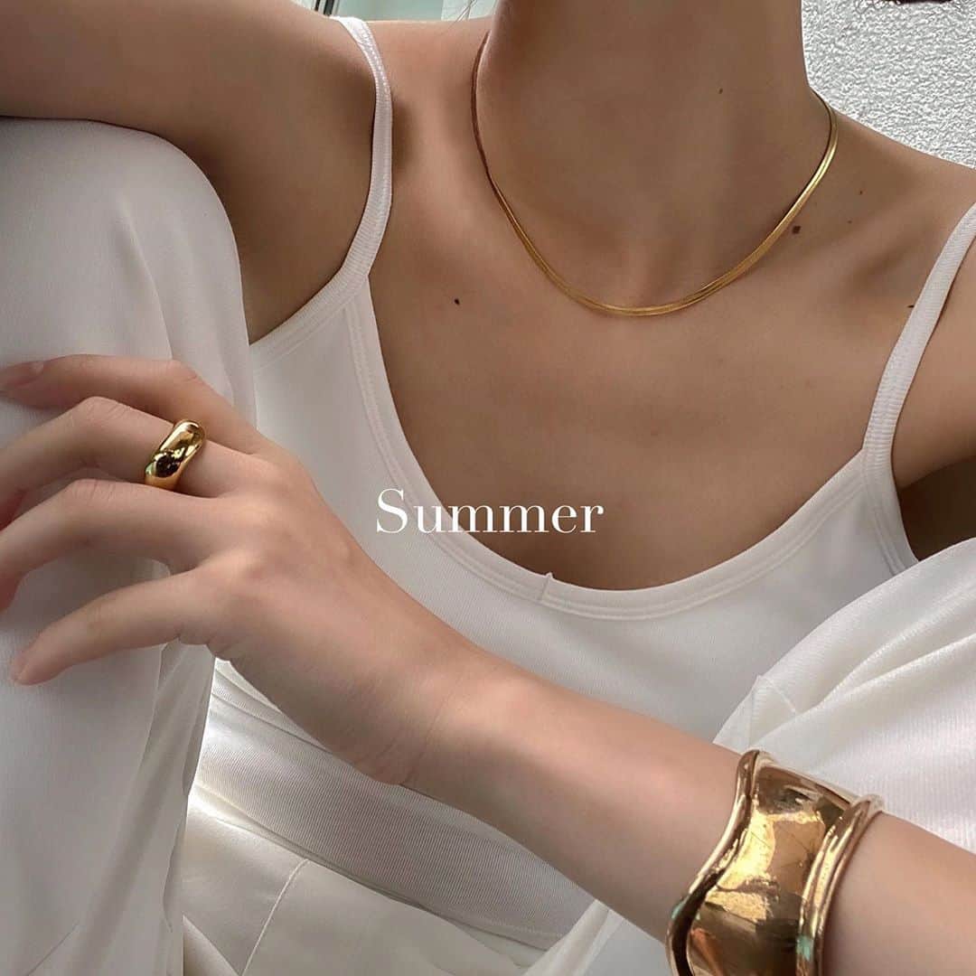 影山可蓮のインスタグラム：「・ ・ #summer 🕊 ・ ・ 薄着にアクセが映える季節ですなぁ💍 @aletta_jewelry_official で直感で選んだネックレスとリング、シンプルやけど存在感あるからじゃら付けしなくてもポイントになる〜👌🏼良き。 ・ ・ #minimalstyle #minimalfashion #classicstyle #simpleoutfit #everydaylook」
