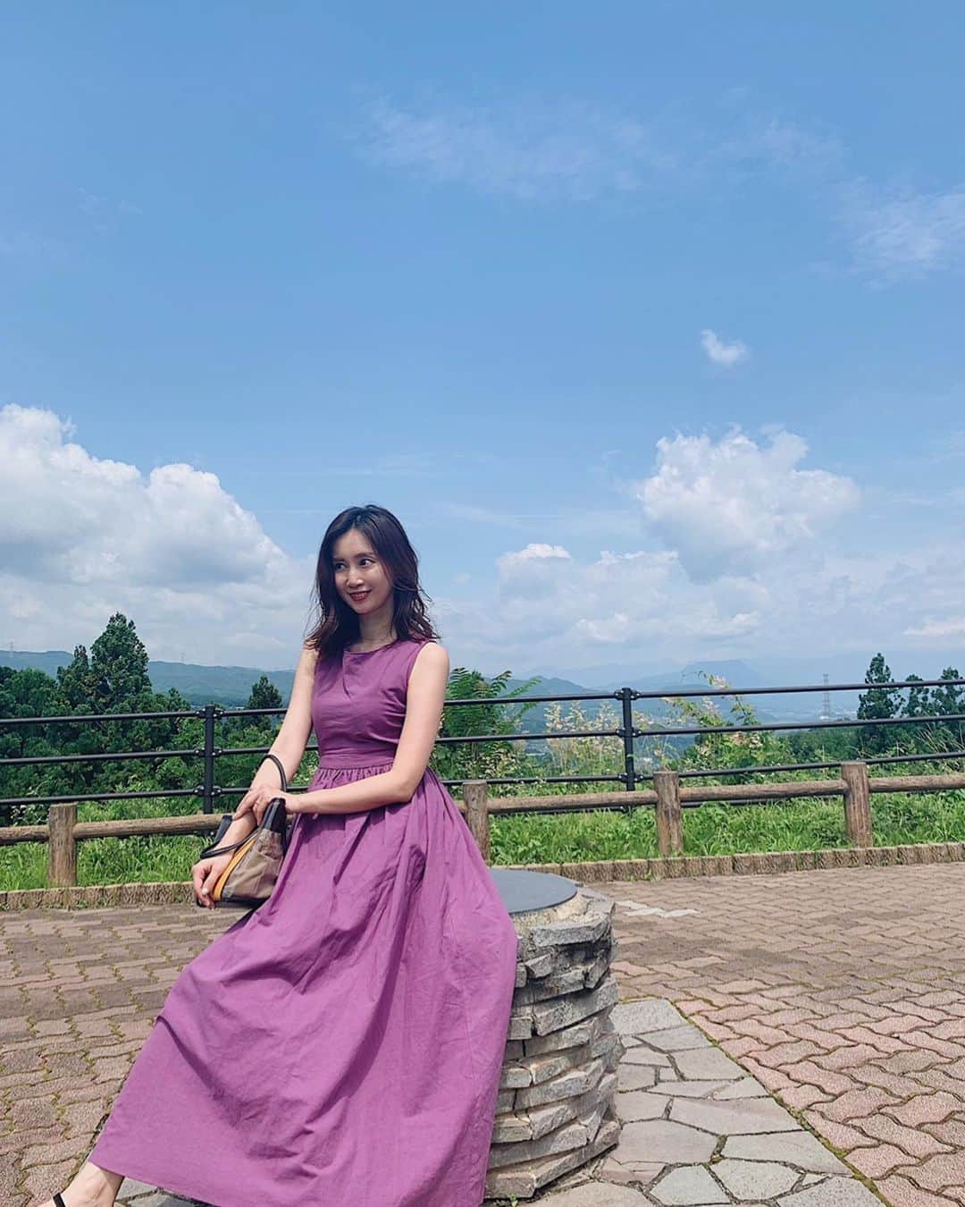 のインスタグラム：「着るの楽しみにしていたワンピースは晴れた日に👗☀️﻿ パープルのこの色味と麻混素材が大人ぽく着れてとても好き🥺サイドにちらっと見えるカッティングがポイント🤘★夏っぽワンピース、着るだけで元気でるなぁ〜🍦❤︎ @elenore_official ﻿ #ELENORE #エレノア　#variousELENORE #outfit #ootd #beams #ワンピース　#ワンピースコーデ」