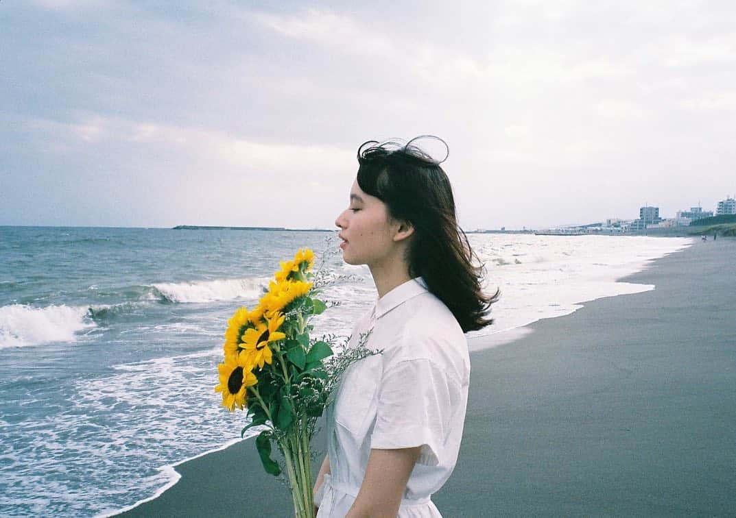 haru wagnusさんのインスタグラム写真 - (haru wagnusInstagram)「『向日葵と波音』 ㅤㅤㅤㅤㅤㅤㅤㅤㅤㅤㅤㅤㅤ ㅤㅤㅤㅤㅤㅤㅤㅤㅤㅤㅤㅤㅤ なぜか海に行った日のことは忘れられないんだよね。なぜだろう。 ㅤㅤㅤㅤㅤㅤㅤㅤㅤㅤㅤㅤㅤ #naturaclassica  #filmphotography  #filmisnotdead」7月21日 21時28分 - wagnus