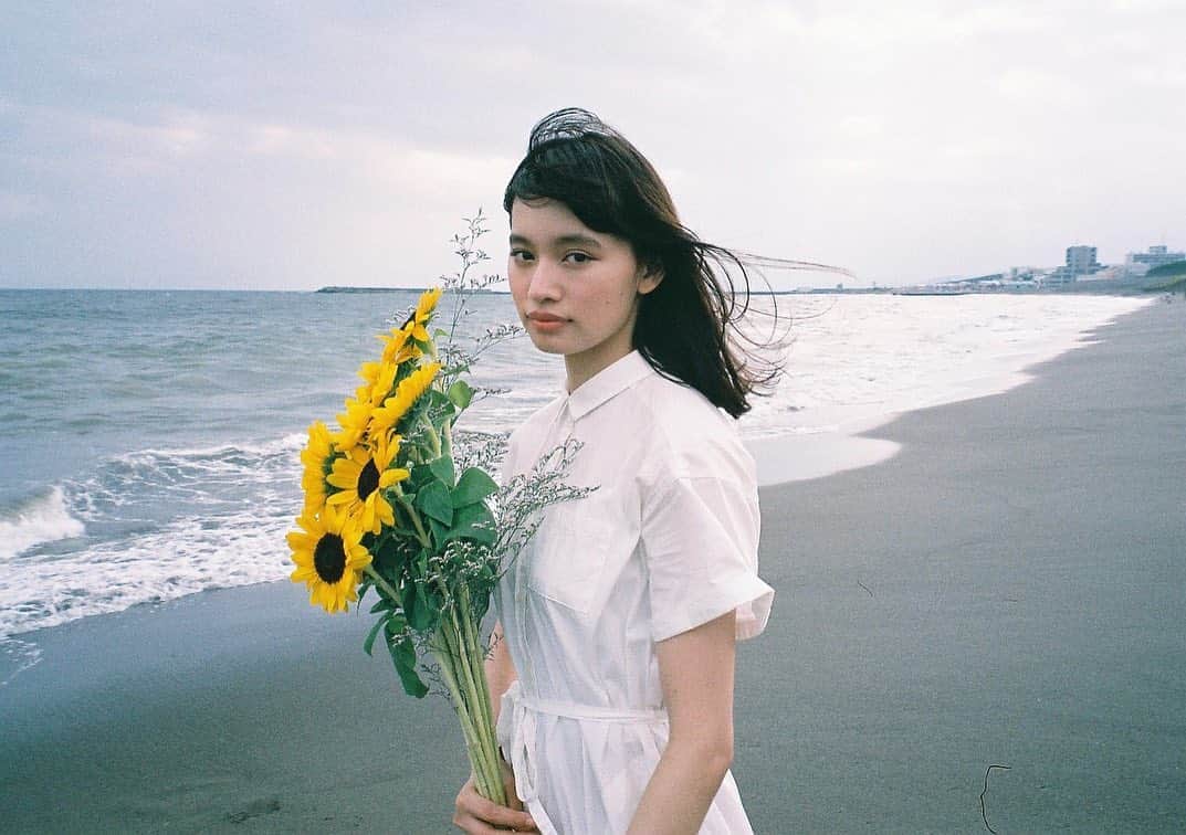 haru wagnusのインスタグラム：「『向日葵と波音』 ㅤㅤㅤㅤㅤㅤㅤㅤㅤㅤㅤㅤㅤ ㅤㅤㅤㅤㅤㅤㅤㅤㅤㅤㅤㅤㅤ なぜか海に行った日のことは忘れられないんだよね。なぜだろう。 ㅤㅤㅤㅤㅤㅤㅤㅤㅤㅤㅤㅤㅤ #naturaclassica  #filmphotography  #filmisnotdead」