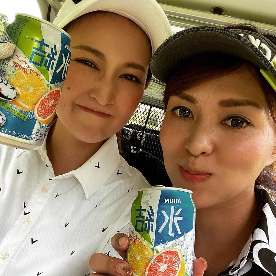 吉江瞳のインスタグラム：「あやぴーと初ラウンド⛳️ 最初っから最後まで笑いの絶えないラウンドになりました！！ レギュラーティーで回るようにしてるんだけどこれが長くてなかなか100きれない時を思い出してますっっ！長すぎて力尽きたー！😱😱 もっと上手になりたいな🥺❤️ #よしゴル #ゴルフ女子 #ゴルフ #レギュラーティーから100切りたい  #もっとうまくなりたい #太平洋成田カントリークラブ」
