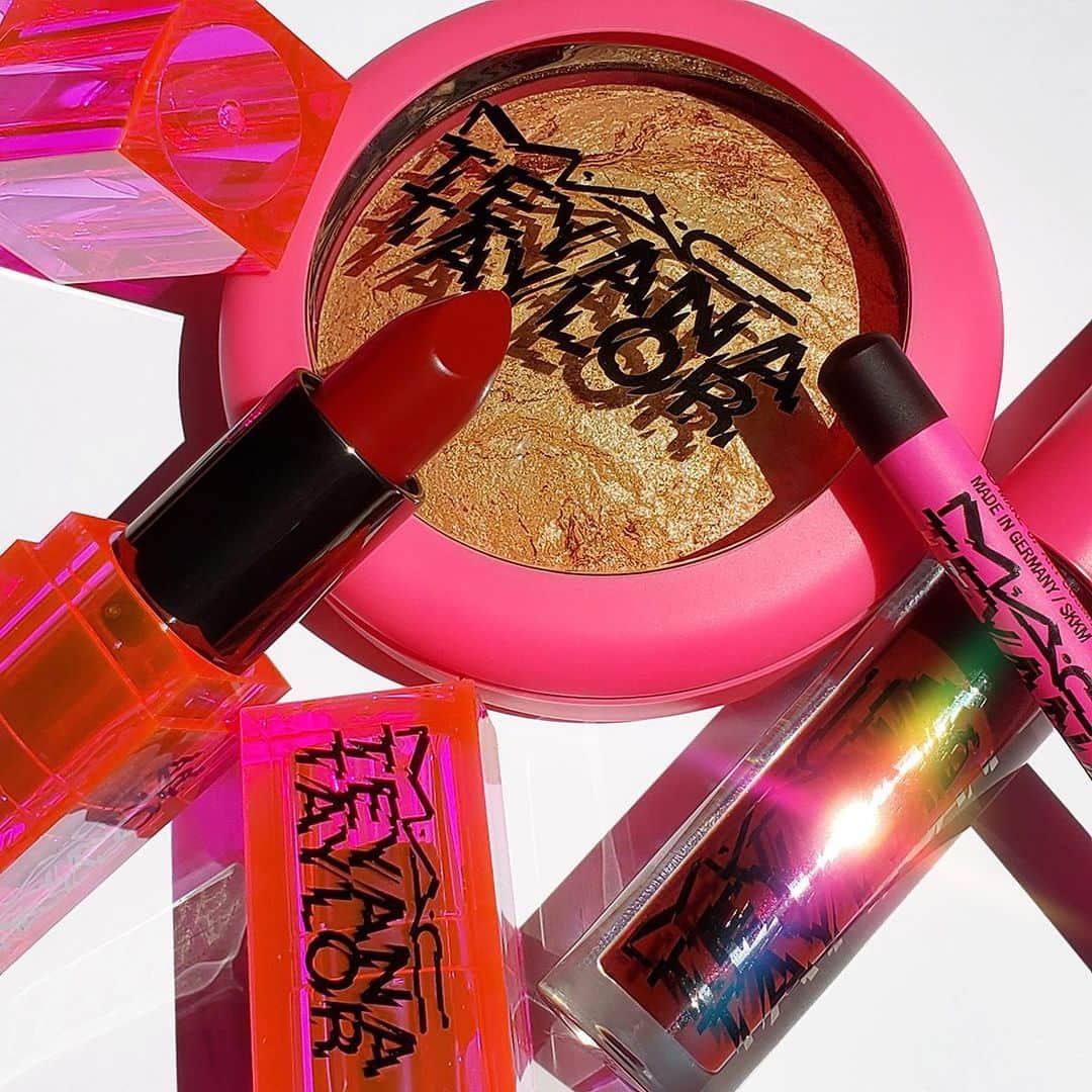 M∙A∙C Cosmetics Japanのインスタグラム：「【明日公式オンラインショップ＆M·A·C心斎橋 先行発売】 全米を熱狂させる多才なエンターテイナー、「テヤナ・テイラー」との限定コラボコレクションが登場💄✨ ㅤ 90年代にインスパイアされた蛍光ネオンカラーのコレクション限定パッケージをチェック⚡️  ㅤ *M·A·C 伊勢丹 新宿本店 先行販売中 *7月24日(金) 一部店舗限定発売 ㅤ #MACテヤナテイラー #MACTeyanaTaylor #MACCosmeticsJapan #MACCosmetics #MAC #MACコスメ #マックコスメ #コスメ#コスメ紹介#コスメ好き#コスメレポ #化粧品 #デパコス #コスメ部 #コスメマニア #メイク好き#メイク道具#美容大好き#美容好き#トレンドメイク#夏メイク#メイクテク#MACリップ#リップ#リップメイク#リップスティック #リップグロス#ボリューム#マットリップ#リップマニア」