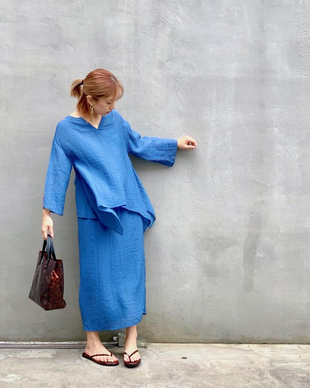 本橋優華のインスタグラム：「涼しげ🎐 ブルー×べっ甲。  #セットアップ#べっ甲#ブルー #ootd#longskirt#sheer#setup#tokyo」