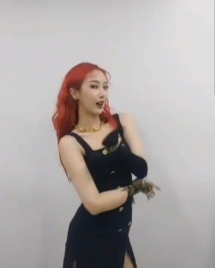 シンビのインスタグラム：「200721 ; #신비 #Sinb doing the #AppleChallenge on TikTok」