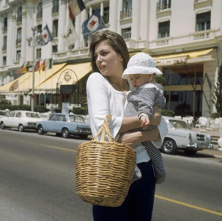 Vogue Parisさんのインスタグラム写真 - (Vogue ParisInstagram)「Happy birthday @CharlotteGainsbourg! Celebrating with this throwback to 1972 in Nice with Jane Birkin.」7月21日 21時51分 - voguefrance