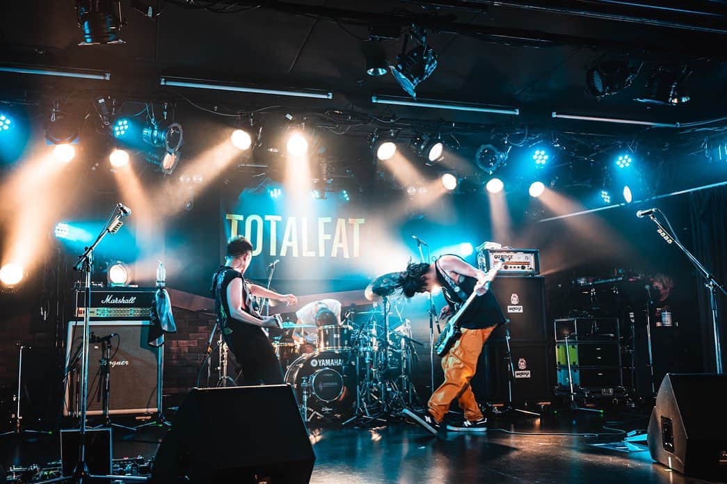 Bunta のインスタグラム：「配信ライブ完了🔥🔥🔥  ライブしてカメラマン(@masaty_x) に撮ってもらった写真をあげるっていう行為事態がちょっと新鮮に感じるくらい久々だな。  最初は配信なんて生で直接やり合える訳じゃないし、コンテンツ自体に価値はそこまで無いんじゃないかって思ってた部分ももちろんあったけど、そんな事より何よりやってみて自分がライブした気分に今すごいなれてる事が本当にプライスレスだなって思った♨️🥁♨️  バンドマンは表現できる場所が無くなったらただのニートになっちゃうからどんな形でも良いからライブする事はやめない方がいいなって痛感した。 これから普通のライブが出来る様になるまでは、まだまだクリアーしないといけない壁が沢山立ちはだかってると思うけど、みんなで耐えて来るその日まで、しっかり踏ん張りたい。 その分、今の自分で発信していける事は全部やってもっと楽しんで行こうとつくづく思った🤣🤣🤣 本当にめちゃくちゃ楽しかったな😁  高校の後輩のBIGMAMAが俺たちの前でドラム変わって新体制1発目のライブで、半端ない演奏と"overdrive"をカバーしてくれたのもめちゃ熱かった！対バンって最高だね🤩  自分達の演奏に関しては、色んな反省点はあるとしてもここまでフルテンで演奏できたのは間違えなくレコ発の千葉以来だから、またメンバーそれぞれ違う課題が見つかったと思う🔥🔥🔥とにかく楽しかった😁  バンドは生き物だ。磨き続けなきゃ絶対輝けないと思うから、その分磨いてまた次のステージに臨もうと思う。  #totalfat #drumforhappy #yamahadrum #zildjian  #配信ライブ」