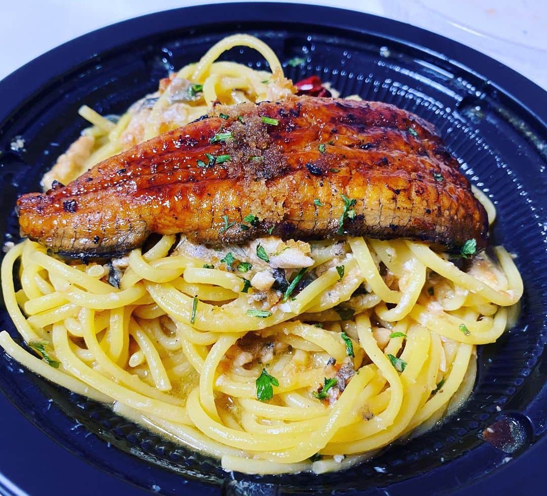 のインスタグラム：「今日は土用の丑の日ということで鰻！ 今年は鰻をパスタで食べました✨ 不要な外食をしないためにいつもお世話になっているイタリアンのお店でテイクアウト☆ この鰻、実は蒲焼をスモークしてあるので旨さ倍増です👍 更にここは生パスタだからモチモチだしピザも最高に美味しいです😊  これから夏バテしないように鰻でパワーアップ！！ 明日からまた頑張るぞー💪  #土用の丑の日 #うなぎ #生パスタ #豊川 #ご褒美 #炭焼きワイン食堂brace」