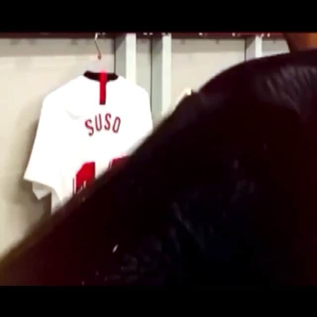 ヘスス・フェルナンデス・サエスのインスタグラム：「🇪🇸 Jugar la champions es un sueño y en sevilla más. Un Sevillista más @sevillafc . También muchas gracias al @acmilan habéis sido mi familia por muchos años, siempre seré rossonero.  🇮🇹 Giocare la Champions era il mio sogno da bambino. Adesso è realtà. Grazie @sevillafc sevilla ⚪️🔴. E grazie all’ @acmilan acmilan, siete stati per anni la mia famiglia. Per sempre rossonero ❤️🖤.  Suso」