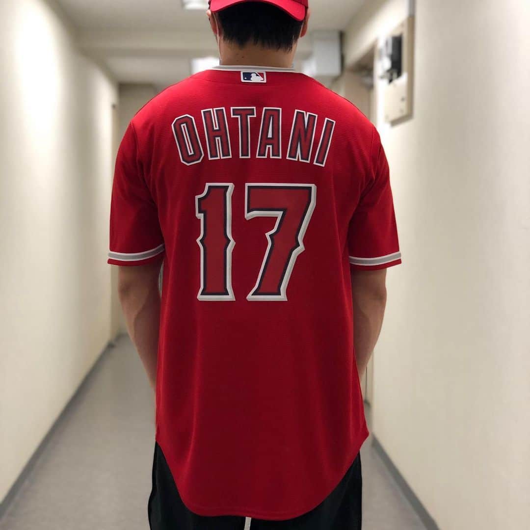 のインスタグラム：「.﻿ MLBジャージのサイズ感写真その3﻿ ﻿ 身長176cmのモデル写真です✴︎﻿ ﻿ Mサイズ着用です。﻿ ちょうどいいけど、部分によっては少しキツさを感じるとのことでした🤟✴︎﻿ そう、彼は筋トレして体でっかいので部位によってキツく感じるのです🤣﻿ Lサイズを着ると、ゆとりがあるかんじでタイト感はなくなります。﻿ ﻿ 見たい！知りたい！着画があればリクエストお願いします😌﻿ ﻿ ﻿ ﻿ ﻿ #mlb #nike #ナイキ #ナイキコーデ #ジャージコーデ #mlbユニフォーム #ユニフォーム #ユニフォームコーデ #スポーツウェア #スポーツコーデ #ストリートファッション #セレクション新宿 #セレクション大阪 #mlb好き集まれ🇺🇸 #大谷翔平 #ビッグフライ #ビッグフライオオタニサン #オオタニサン #showtime #ohtani #エンゼルス #ロサンゼルスエンゼルス  #angels」