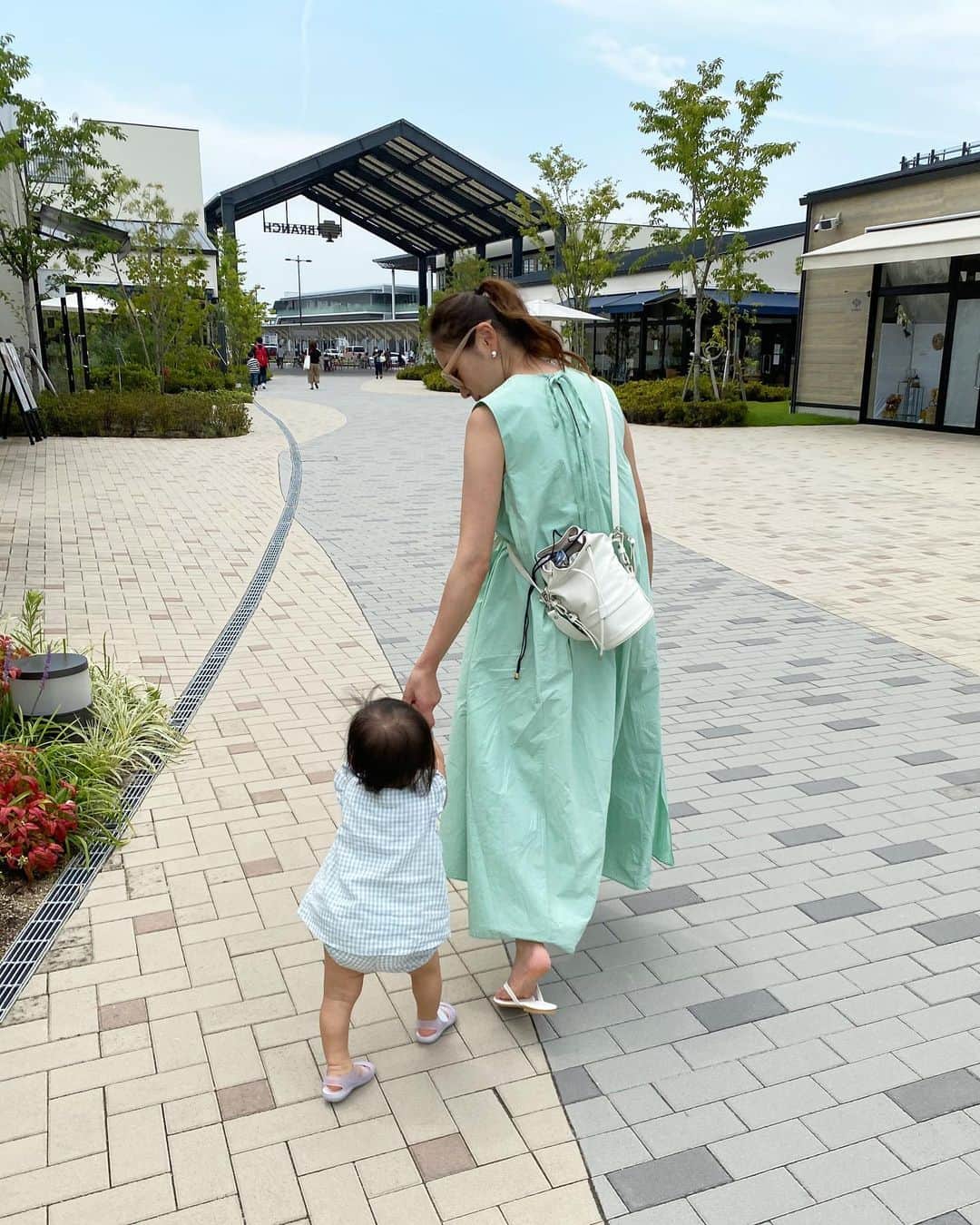 Keikooooooのインスタグラム：「先日のリンクコーデ💚💚💚 バッグからポーチの紐がピロピロ出てるトコ… 性格が雑だなぁと反省😹💦 . 👱🏻‍♀️ ONE PIECE @blanc_official.jp bag @ohgaofficial sunglasses @trefleplus 👶🏻 wear @hm_kids shoes @igorshoes」