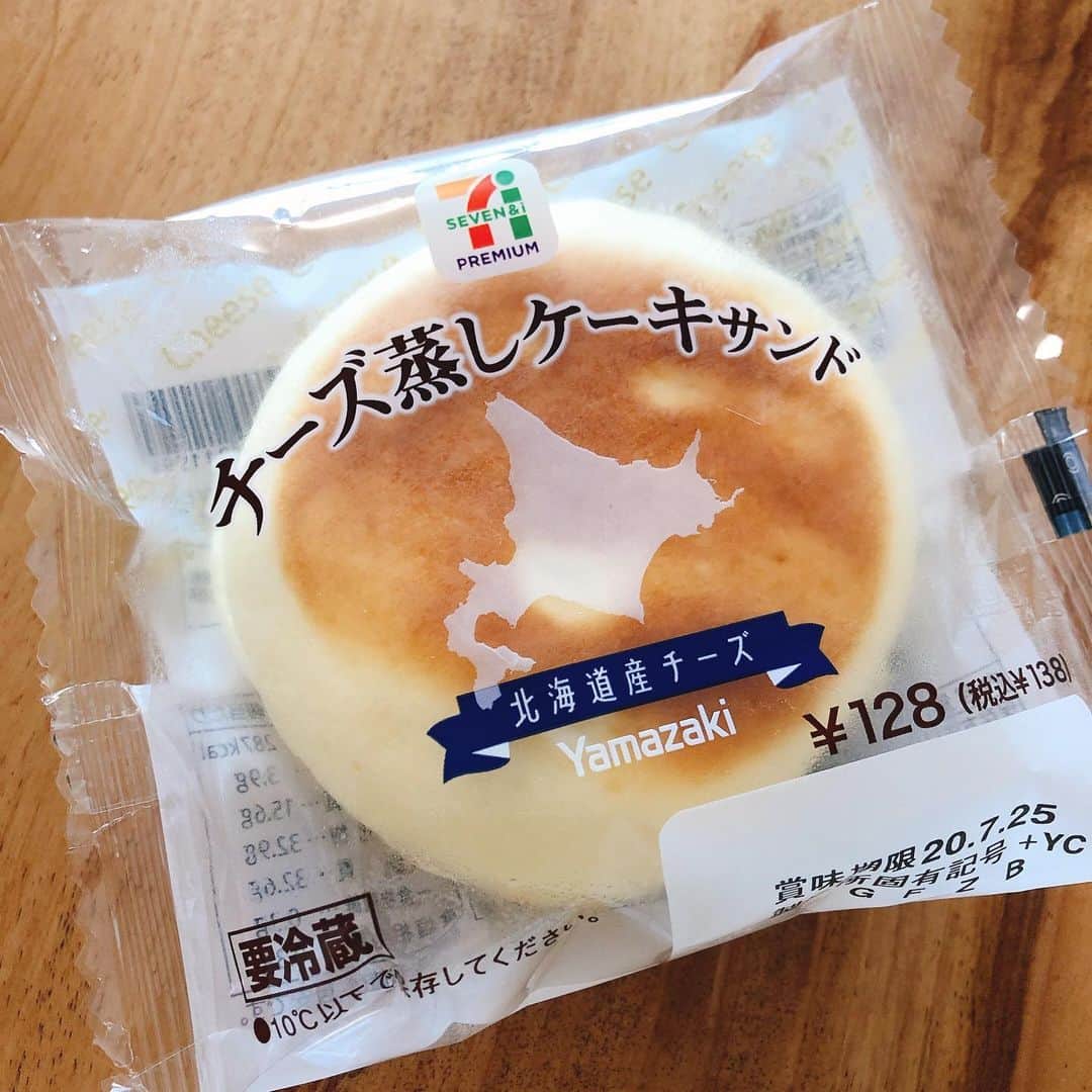 川田裕美さんのインスタグラム写真 - (川田裕美Instagram)「気になっていたコンビニスイーツ💛 チーズ蒸しパン好きだったら、ハマる気がする…✨😋  #チーズ蒸しケーキサンド」7月21日 21時53分 - hiromikawata163