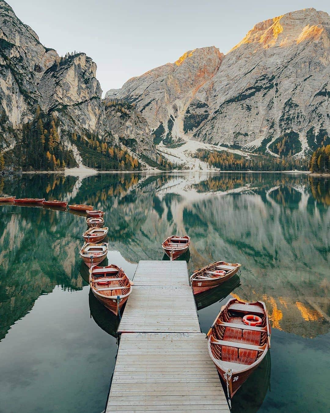 BEAUTIFUL DESTINATIONSさんのインスタグラム写真 - (BEAUTIFUL DESTINATIONSInstagram)「A. peaceful morning at. Lago di Braies in the Italian Dolomites. ✨⛰️🚣 Tag a friend who'd love to explore this lake in a rowboat! (📸: @wonguy974 📍: Lago Di Braies)」7月21日 21時53分 - beautifuldestinations