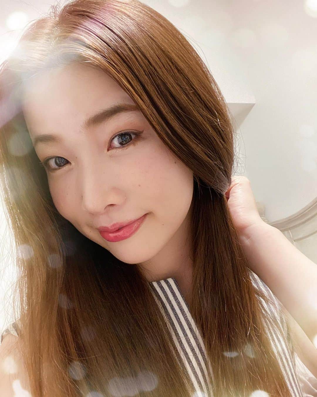 のインスタグラム：「驚異の小顔&全身矯正2回目🤩 . この間凄腕の黒沢さん @manalea_body にまた身体と顔を整えてもらいました！ . 顔のbefore afterが気持ち良いほどに違う。笑　今回も勿論無痛。 . リラックスしてたら、あっという間に身体が整って本当に不思議な時間。いつも黒沢さん魔法使いですよね？？？って本気で疑っている私。。 . また次回が楽しみだ❤️ . 気になる方は心からお勧めします。でも本当は教えたくないんだよ。効果ありすぎて。どうか皆広めないでね。🥺😂 . #髪の毛の色がどんどんよい感じに抜けてくれてる嬉しい #小顔 #japanesemodel #asianmodel #効果抜群 #美容 #パワースポット #おすすめ」