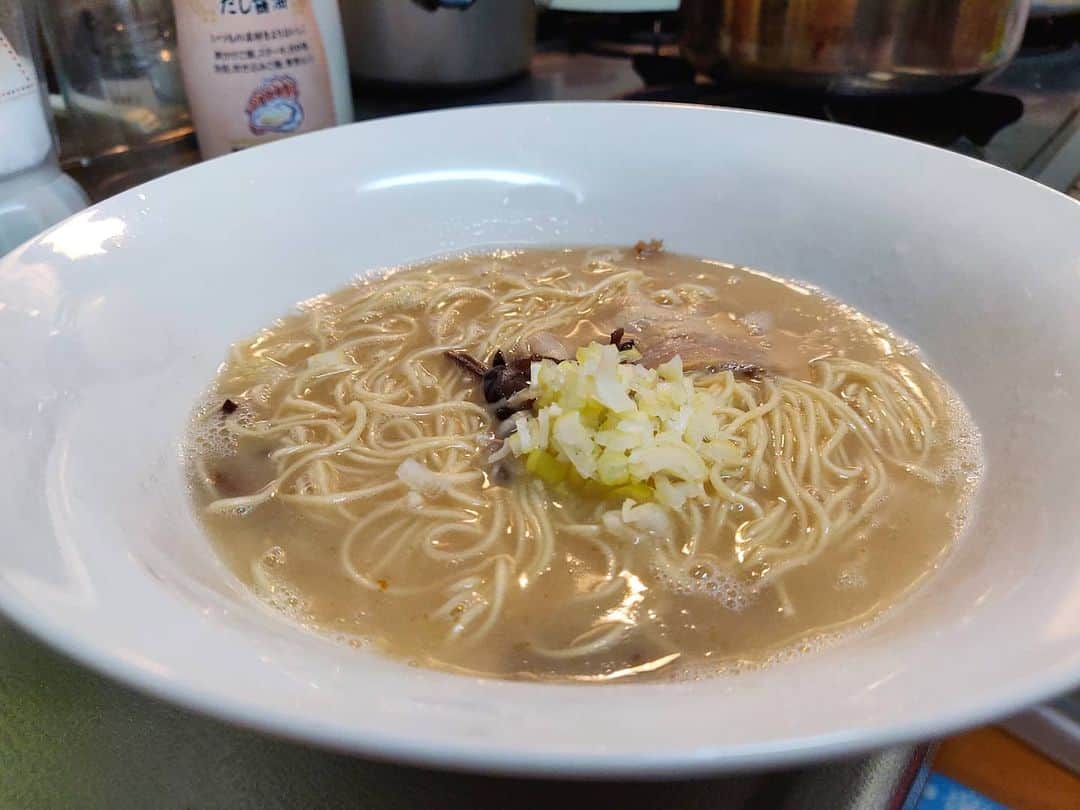 のインスタグラム：「博多ラーメンでぶちゃん おうちででぶちゃん RAMEN STOCKからでぶちゃん。博多ラーメン。自分はこちらのお店知りませんでした😅高田馬場のばりちゃんってお店の名前変わりなんですね。豚のニオイをプンプンに香らせるとんこつラーメン。チャーシューも3,4切れ入り、きくらげが入っていていいね。麺もスープもしっかりととんこつしていておいしかった。」