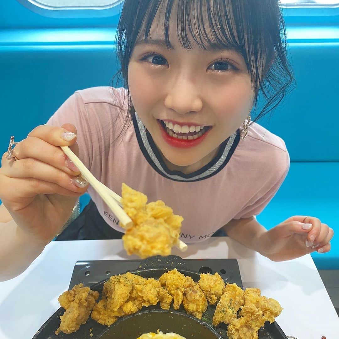 出口結菜さんのインスタグラム写真 - (出口結菜Instagram)「《🐙#鶴橋　#デチョルはペゴパ》﻿ ﻿ 🧀チキンチーズフォンデュ8P2種類（¥1800）﻿ 　骨なし﻿ ﻿ ﻿ ﻿ ﻿  鶴橋に久しぶりにいって、﻿ コリアタウンに向かってたら新しいお店を発見😳♥️﻿ ﻿ ﻿ ﻿ お店自体が韓国🇰🇷の電車🚃をイメージしてあって、﻿ ﻿ 席には1つずつ駅の名前が付いていたり、﻿ 店の中もインスタ映えでめっちゃ可愛い😍﻿ ﻿ ﻿ ﻿ 私は骨なしのチキンチーズフォンデュを頼んでんやけど、ほんまに衣がサクサク！！！﻿ ﻿ 結構衣がついてて、お肉より衣の方が感動した、笑﻿ ﻿ ﻿ カリサクなポテトもついてて、味に飽きない✨﻿ ﻿ ﻿ ﻿ ﻿ ﻿ 私が選んだコースは、2種類の味が選べるんやけど、﻿ 私はクリスピーとスノーインチーズを選びました🤤﻿ ﻿ こーいうのって、たまにソースによって値段が追加されたりすんやけどそんなこともなく、、❕❕❕﻿ ﻿ 女子2人やったけど全然お腹いっぱいになったぁ✌️﻿ ﻿ ﻿ 　　﻿ ﻿ ﻿ ﻿ チーズはお店の方が溶かしてくれるし、﻿ 店内もわちゃわちゃしてて、楽しい✨﻿ ﻿ ﻿ ﻿ ﻿ \動画、チーズ伸ばし成功！？✨♥️/﻿ ﻿ ﻿ _____________________________________________________﻿ ﻿ ❤️大阪市生野区鶴橋3-8-38﻿ 💗鶴橋駅から🚶‍♀️5分﻿ 💛11時〜22時半﻿ 💚お店の近くにコイン駐車場あり﻿ 💙ワンドリンク制じゃなくて、お水もらえましたっ！﻿ 🤎別々お会計もできた✨﻿ _____________________________________________________﻿ ﻿ #チキンチーズフォンデュ #チキン #鶴橋グルメ #🧀  #ufoチキン #鶴橋ランチ #鶏肉料理 #鶏肉 #韓国 #韓国料理 #🇰🇷 #チーズ #チーズ料理 #ポニーテール #関西 #関西グルメ #大阪グルメ #🍗  #instafood #instalike #instagood #instagram #food #goodfood #yummy #delicious #ご飯記録 #ラビグルメ」7月21日 22時00分 - yui_laby0622