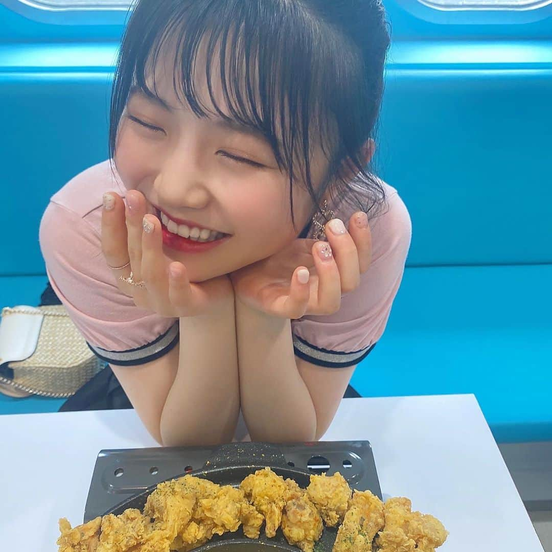 出口結菜さんのインスタグラム写真 - (出口結菜Instagram)「《🐙#鶴橋　#デチョルはペゴパ》﻿ ﻿ 🧀チキンチーズフォンデュ8P2種類（¥1800）﻿ 　骨なし﻿ ﻿ ﻿ ﻿ ﻿  鶴橋に久しぶりにいって、﻿ コリアタウンに向かってたら新しいお店を発見😳♥️﻿ ﻿ ﻿ ﻿ お店自体が韓国🇰🇷の電車🚃をイメージしてあって、﻿ ﻿ 席には1つずつ駅の名前が付いていたり、﻿ 店の中もインスタ映えでめっちゃ可愛い😍﻿ ﻿ ﻿ ﻿ 私は骨なしのチキンチーズフォンデュを頼んでんやけど、ほんまに衣がサクサク！！！﻿ ﻿ 結構衣がついてて、お肉より衣の方が感動した、笑﻿ ﻿ ﻿ カリサクなポテトもついてて、味に飽きない✨﻿ ﻿ ﻿ ﻿ ﻿ ﻿ 私が選んだコースは、2種類の味が選べるんやけど、﻿ 私はクリスピーとスノーインチーズを選びました🤤﻿ ﻿ こーいうのって、たまにソースによって値段が追加されたりすんやけどそんなこともなく、、❕❕❕﻿ ﻿ 女子2人やったけど全然お腹いっぱいになったぁ✌️﻿ ﻿ ﻿ 　　﻿ ﻿ ﻿ ﻿ チーズはお店の方が溶かしてくれるし、﻿ 店内もわちゃわちゃしてて、楽しい✨﻿ ﻿ ﻿ ﻿ ﻿ \動画、チーズ伸ばし成功！？✨♥️/﻿ ﻿ ﻿ _____________________________________________________﻿ ﻿ ❤️大阪市生野区鶴橋3-8-38﻿ 💗鶴橋駅から🚶‍♀️5分﻿ 💛11時〜22時半﻿ 💚お店の近くにコイン駐車場あり﻿ 💙ワンドリンク制じゃなくて、お水もらえましたっ！﻿ 🤎別々お会計もできた✨﻿ _____________________________________________________﻿ ﻿ #チキンチーズフォンデュ #チキン #鶴橋グルメ #🧀  #ufoチキン #鶴橋ランチ #鶏肉料理 #鶏肉 #韓国 #韓国料理 #🇰🇷 #チーズ #チーズ料理 #ポニーテール #関西 #関西グルメ #大阪グルメ #🍗  #instafood #instalike #instagood #instagram #food #goodfood #yummy #delicious #ご飯記録 #ラビグルメ」7月21日 22時00分 - yui_laby0622