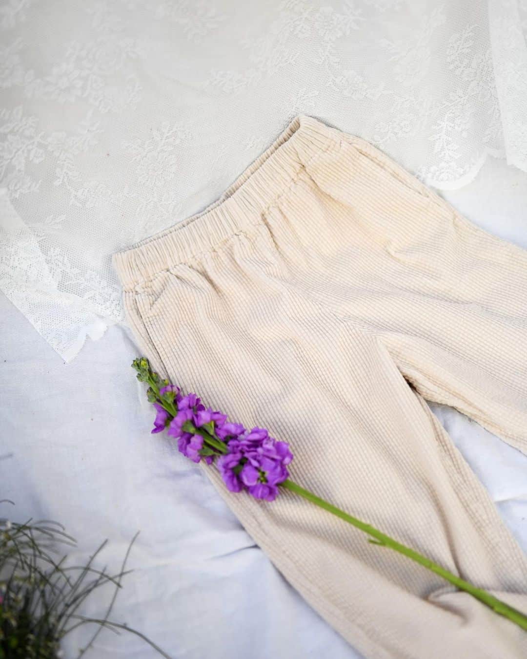 アメリカンビンテージのインスタグラム：「Soft and retro-style corduroy carrot pants Padow #americanvintage #SS20 #womenswear」
