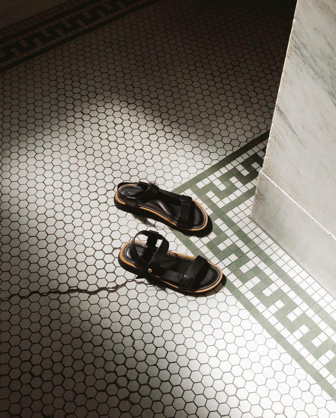ラグ&ボーンのインスタグラム：「The sleek and soft Parker Sandal. Ready to catch some rays.」