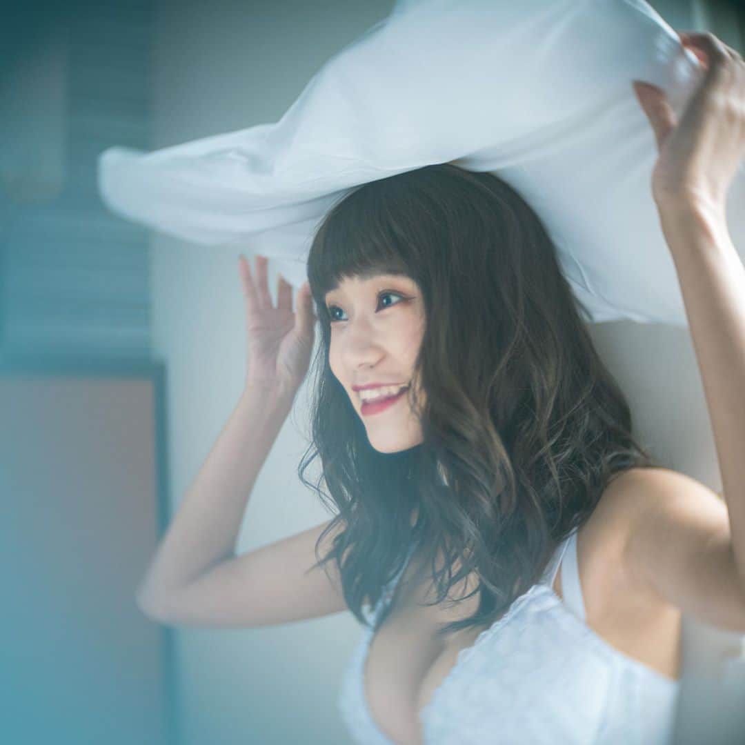 ななせ結衣のインスタグラム：「枕投げよーーいっ⸜❤︎⸝‍ . .  . Photo @heron214  Hair&makeup @mizuki.akai  .  #ななせ結衣 #グラビア #おうちグラビア #ランジェリー  #ファインダー越しの私の世界 #タレント#グラビア #Cosplay #talent #model #idol #Japanese #japanesegirl  #dentalhygienist #탤런트  #아이돌  #치과위생사 #치과 #日本女星 #天赋 #偶像 #型号」